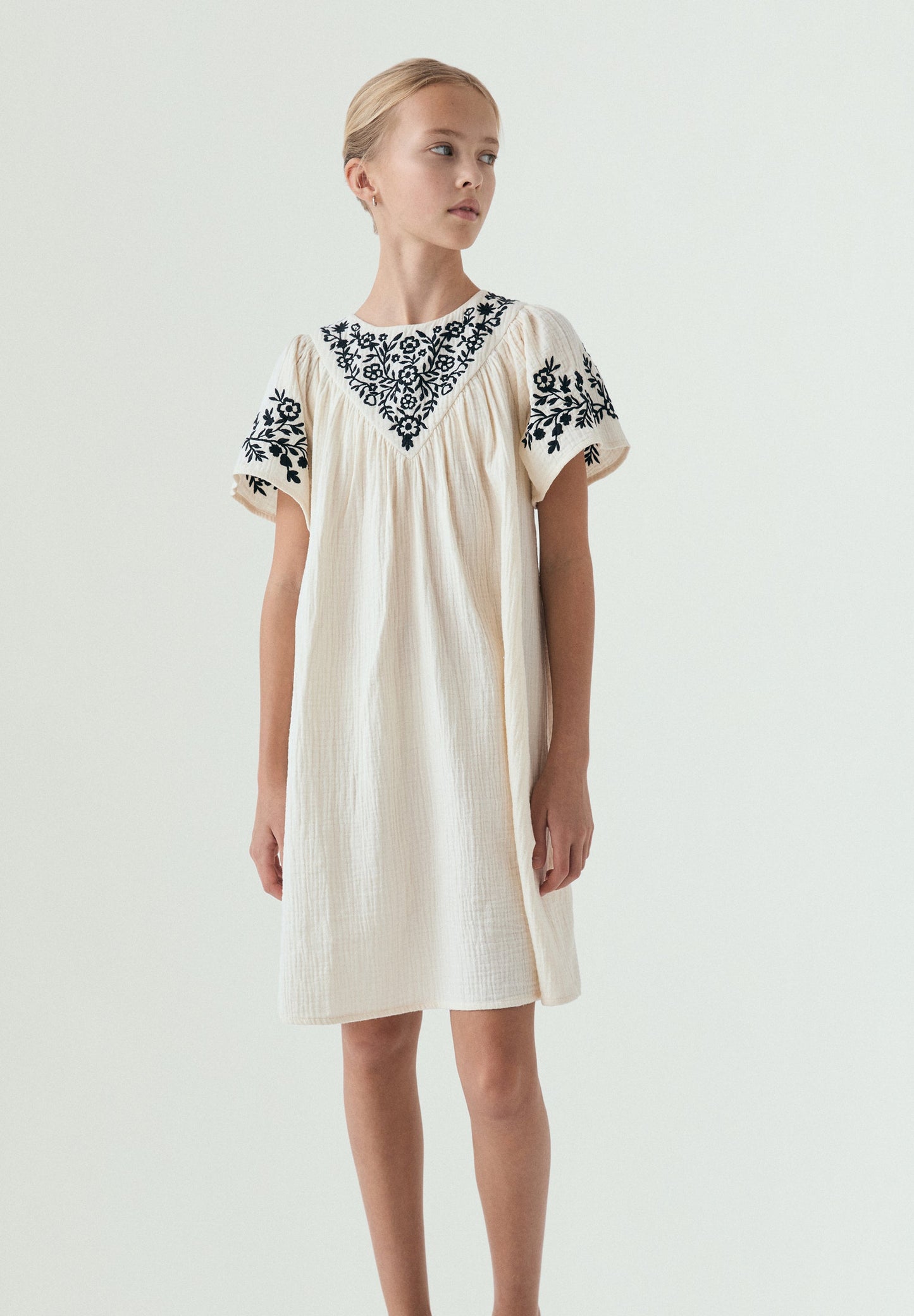 VESTIDO BORDADO EM CONTRASTE