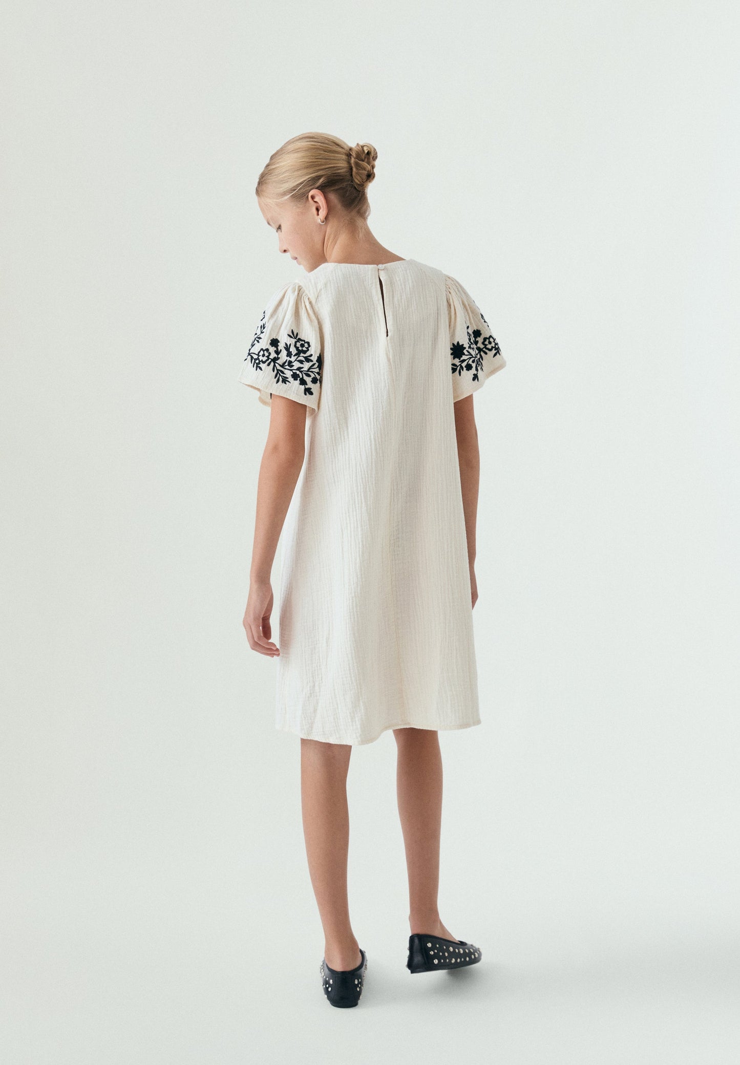 VESTIDO BORDADO EM CONTRASTE
