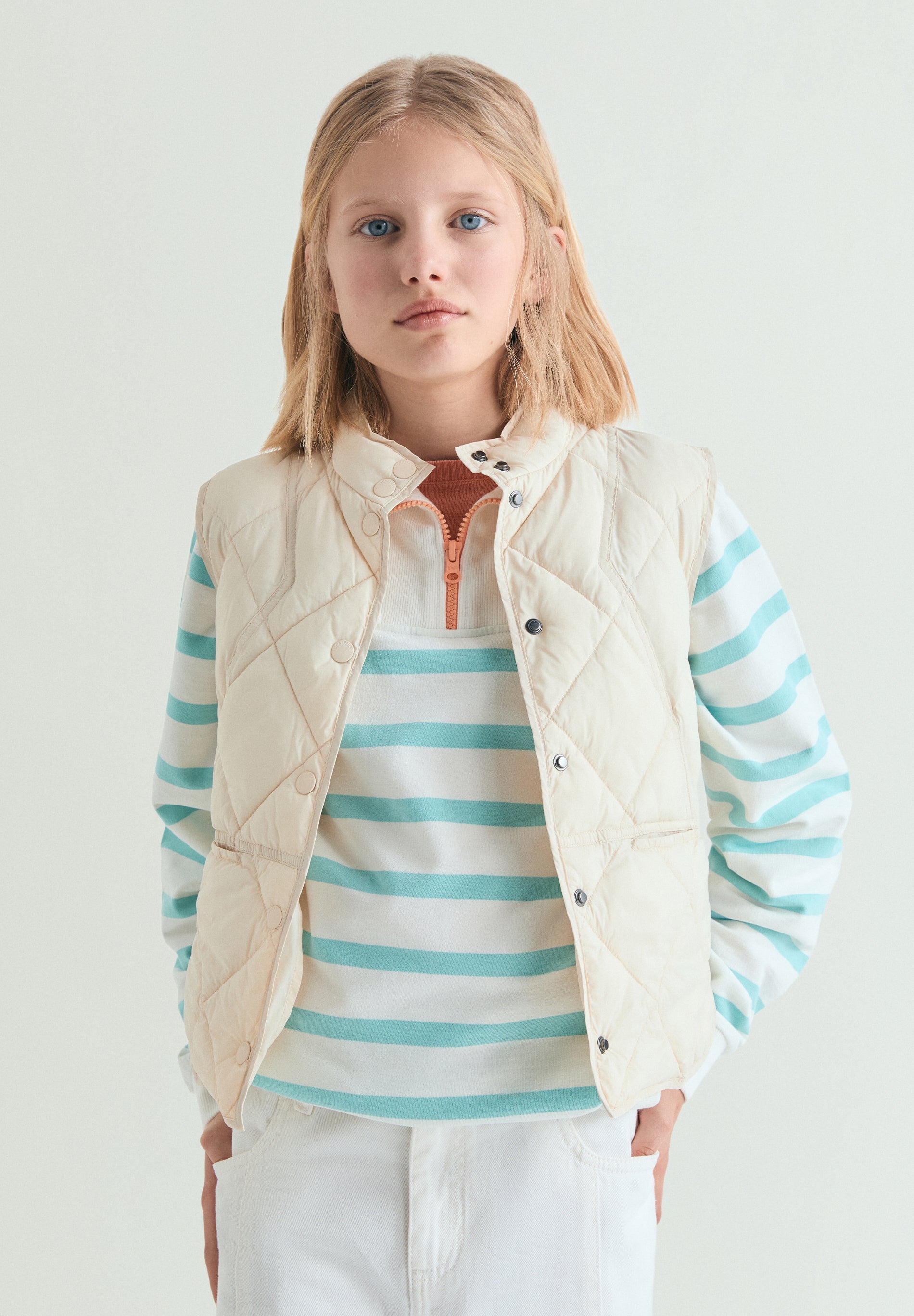 COLETE ACOLCHOADO COM COSTURAS