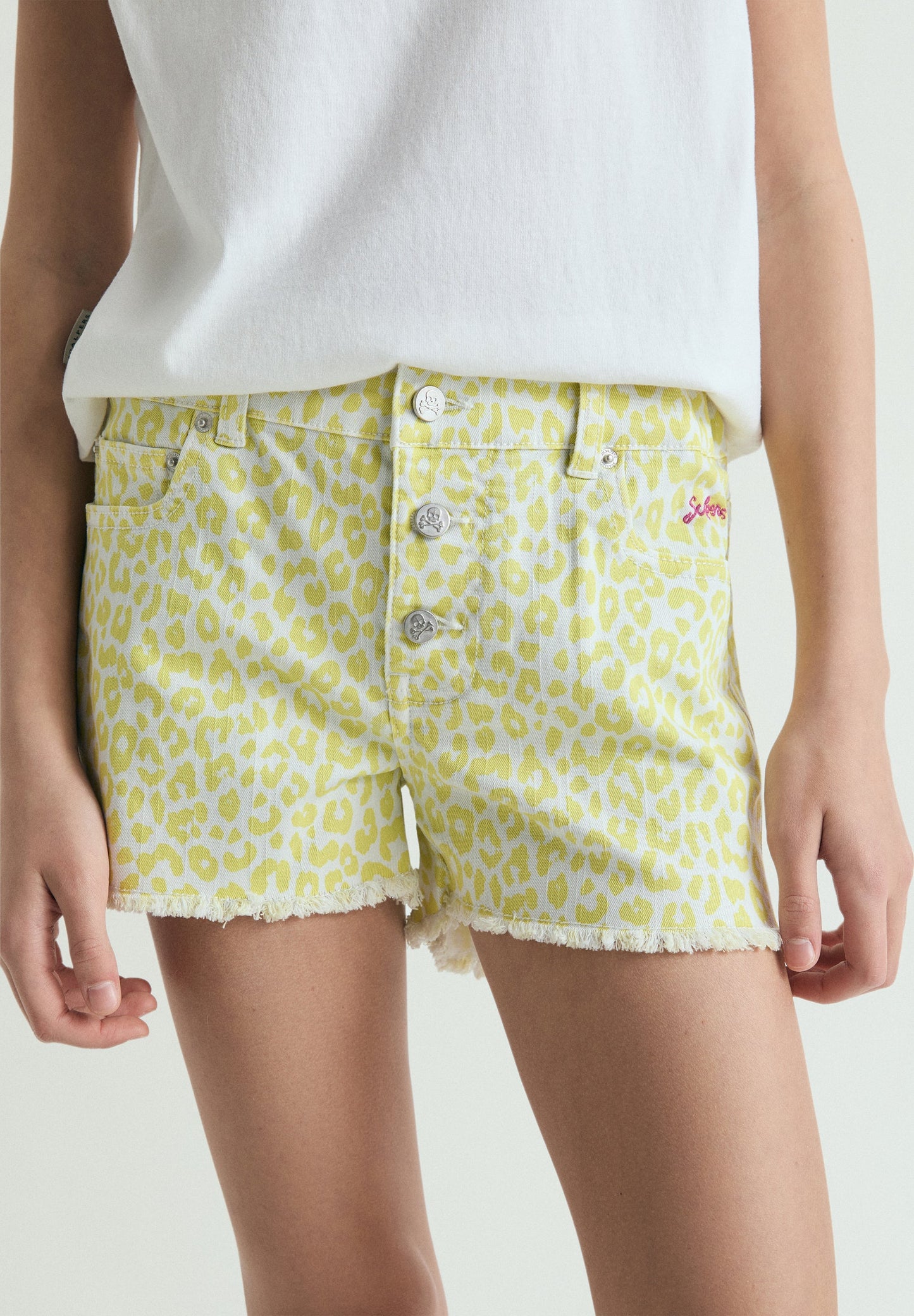 CALÇÕES COM ESTAMPADO ANIMAL E BOTÕES