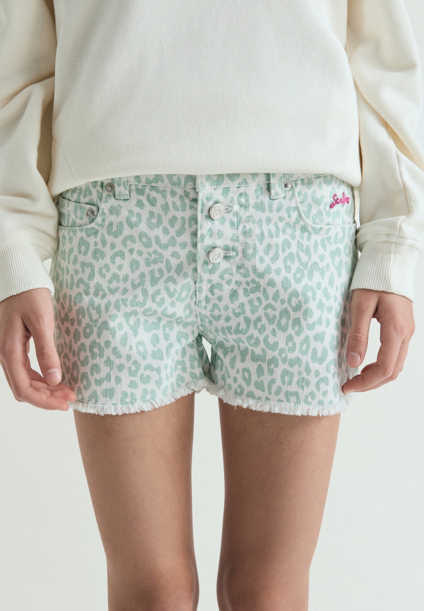 CALÇÕES COM ESTAMPADO ANIMAL E BOTÕES