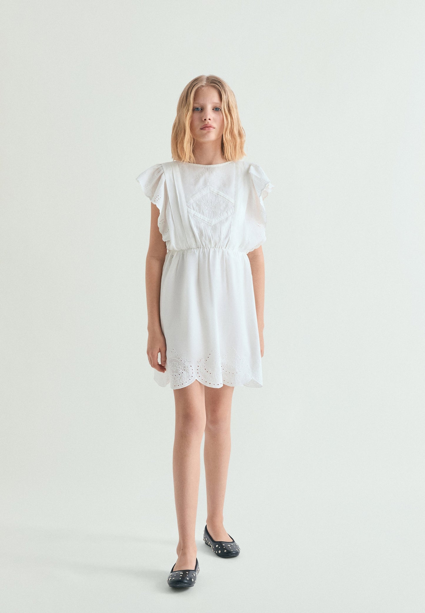 VESTIDO ROMÂNTICO PERFURADO