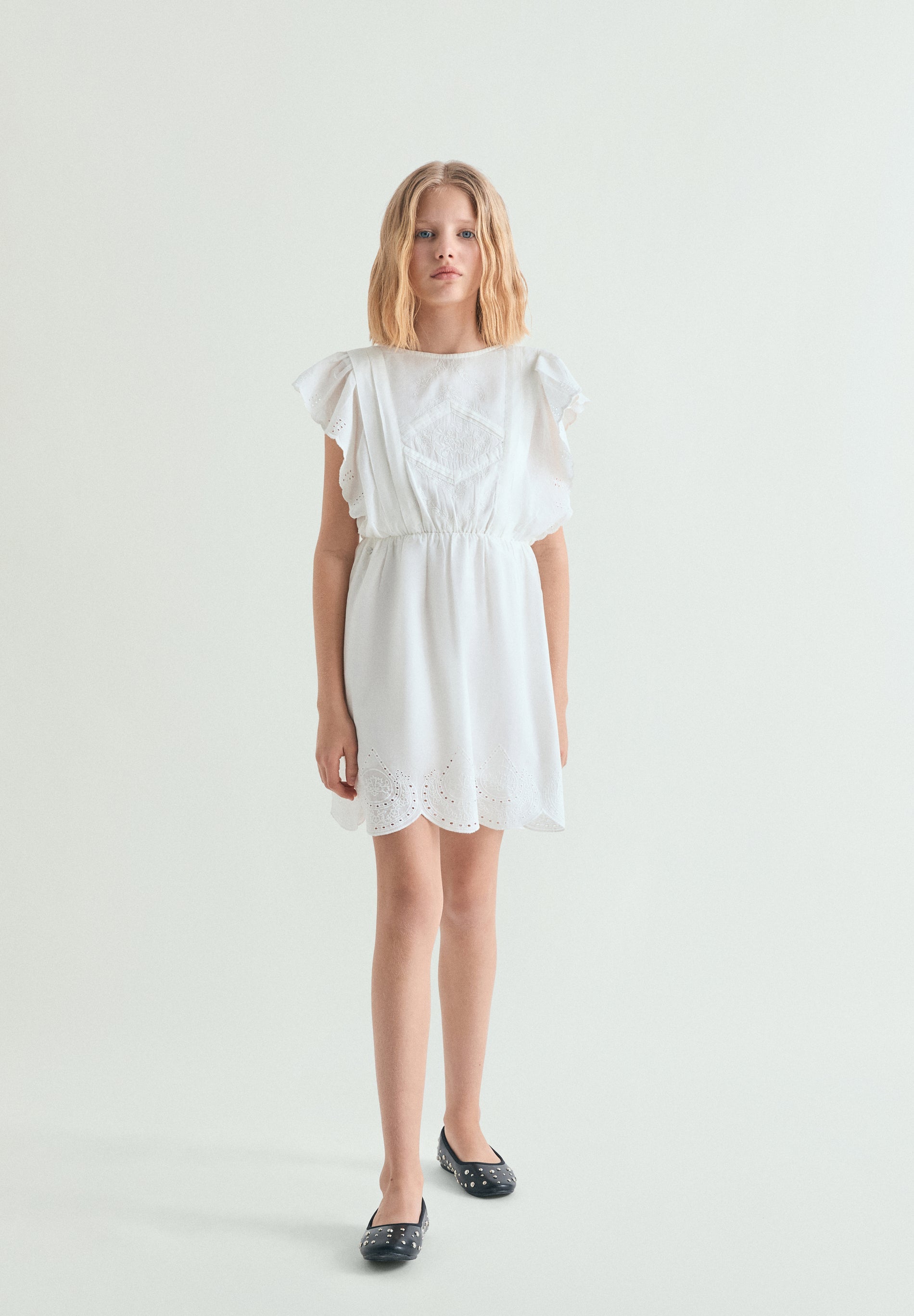VESTIDO ROMÂNTICO PERFURADO