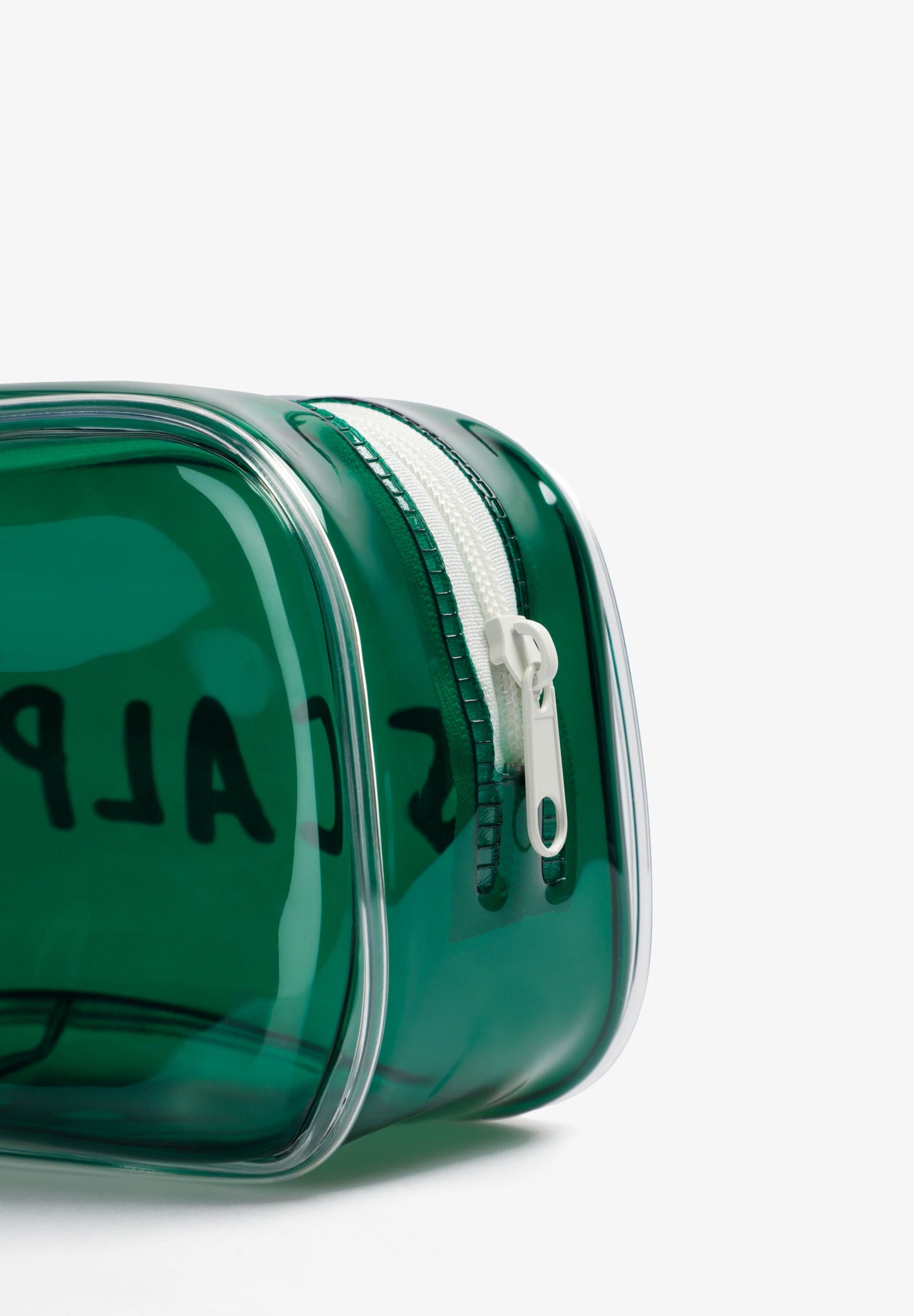 NÉCESSAIRE COM CONJUNTO DE VIAGEM