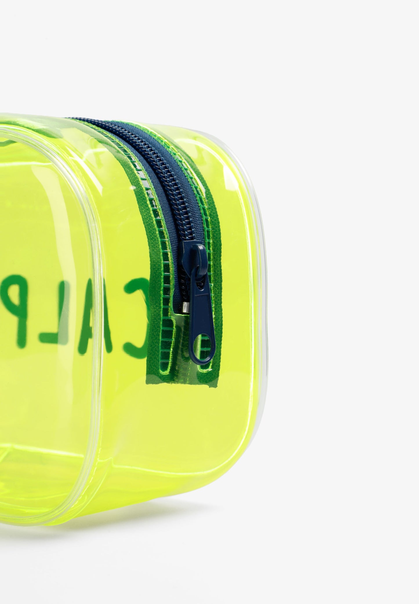 NÉCESSAIRE COM CONJUNTO DE VIAGEM