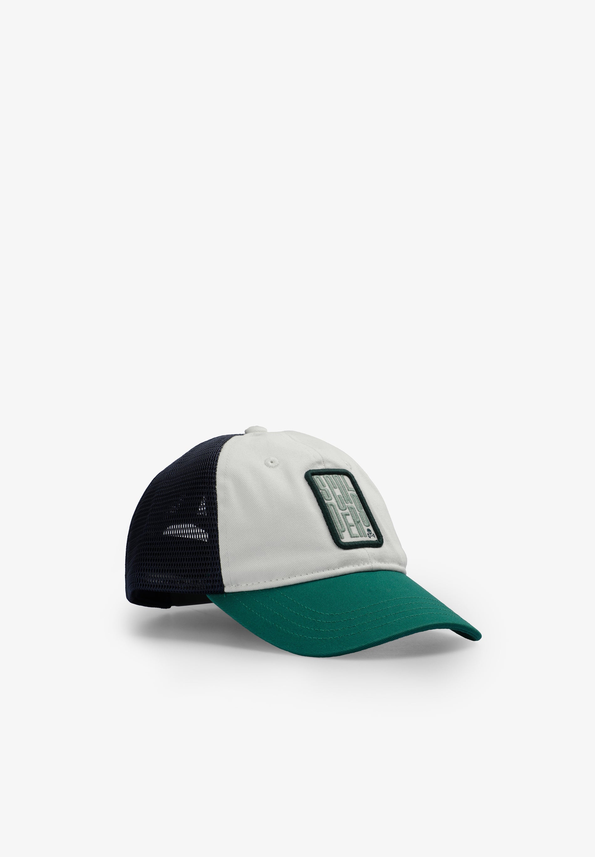 BONÉ TRUCKER COM REMENDO