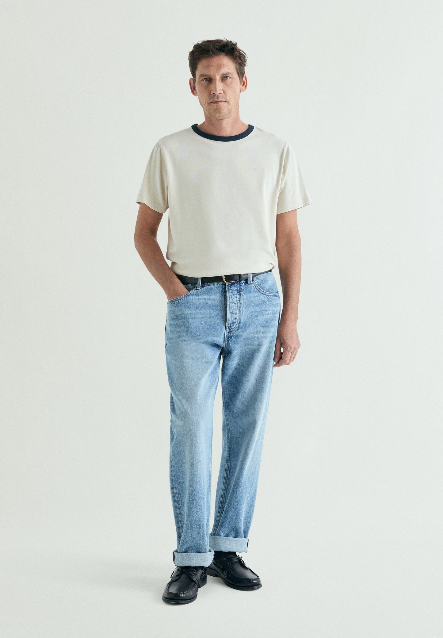 T-SHIRT COM GOLA EM CONTRASTE