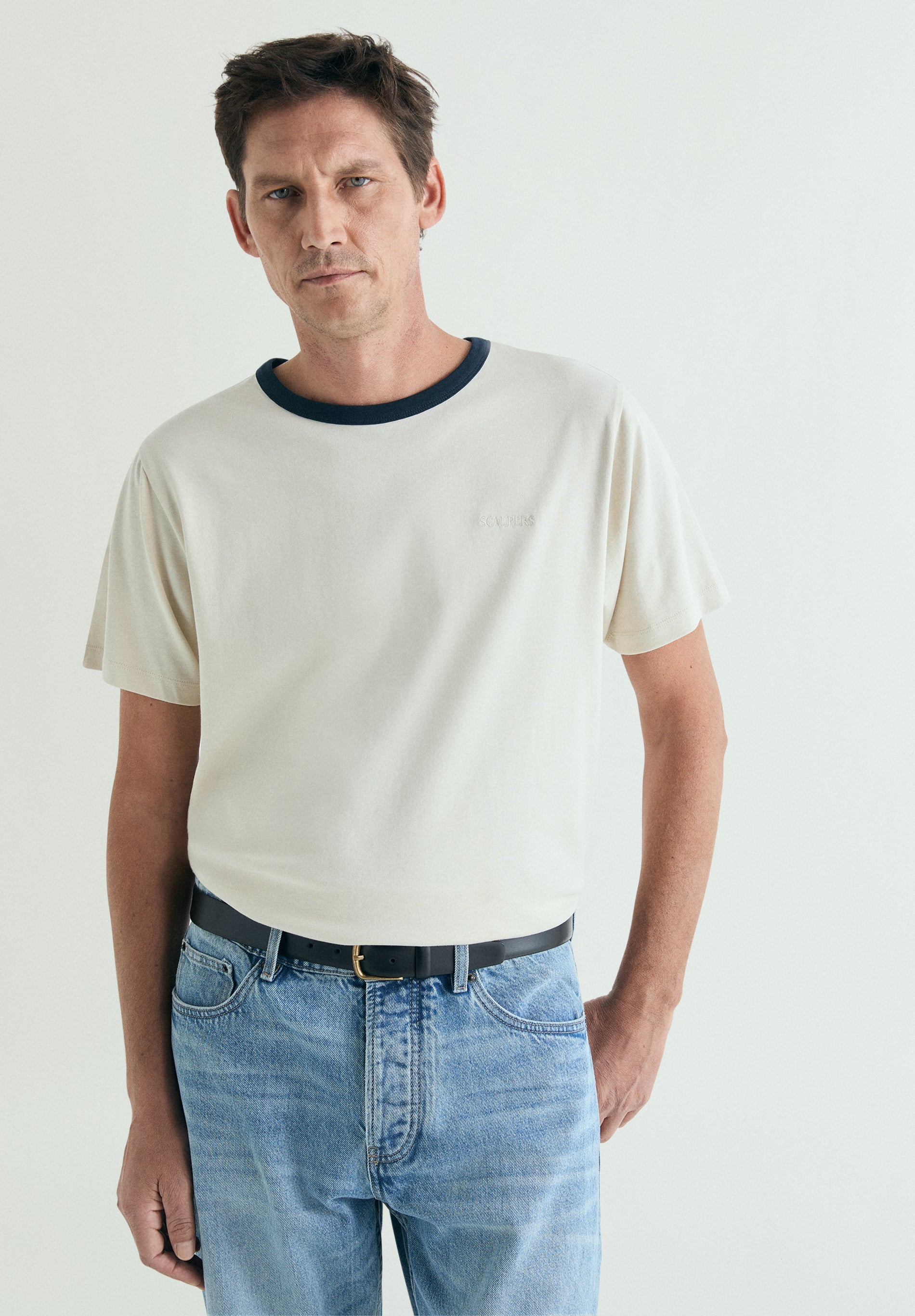 T-SHIRT COM GOLA EM CONTRASTE
