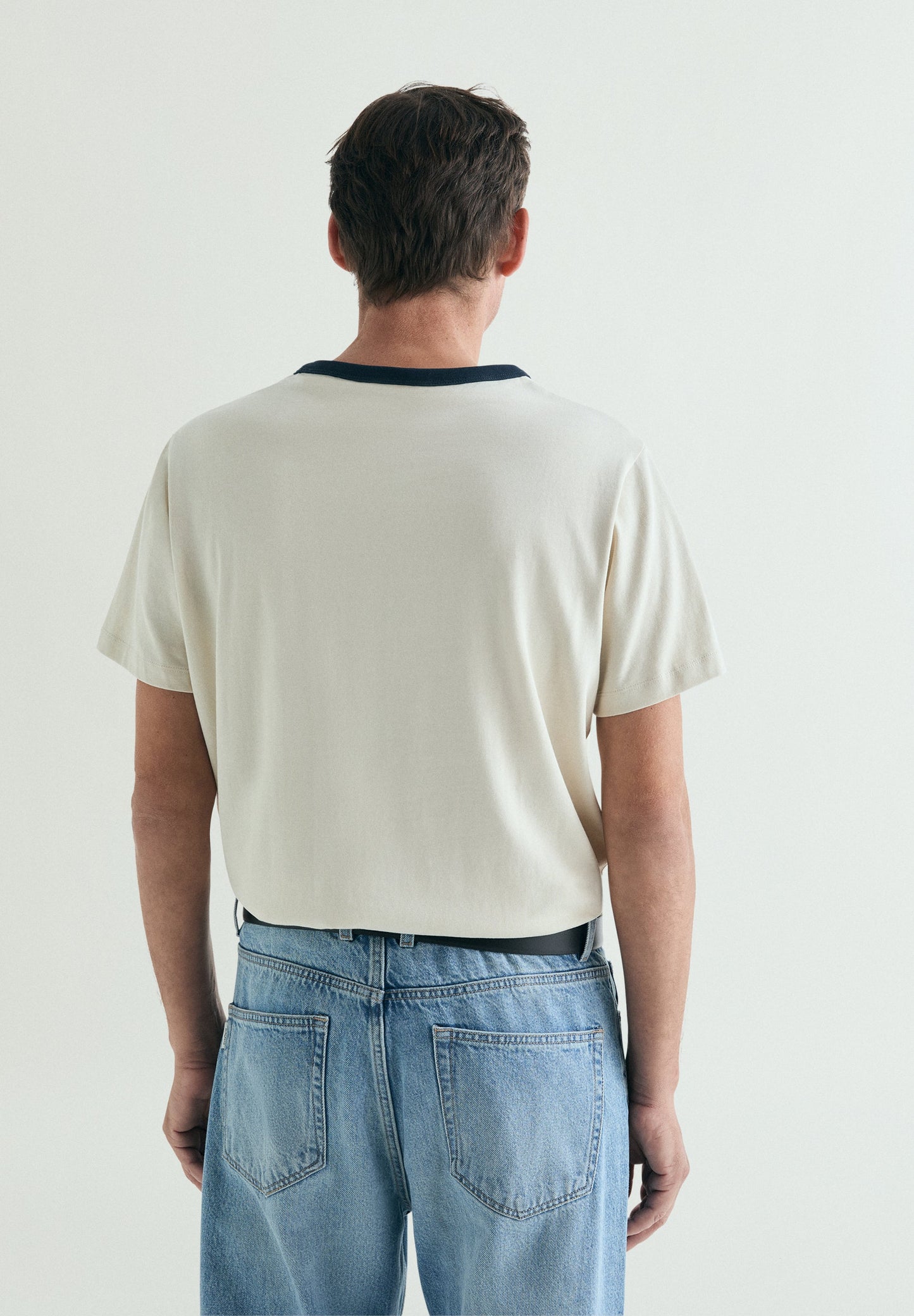 T-SHIRT COM GOLA EM CONTRASTE