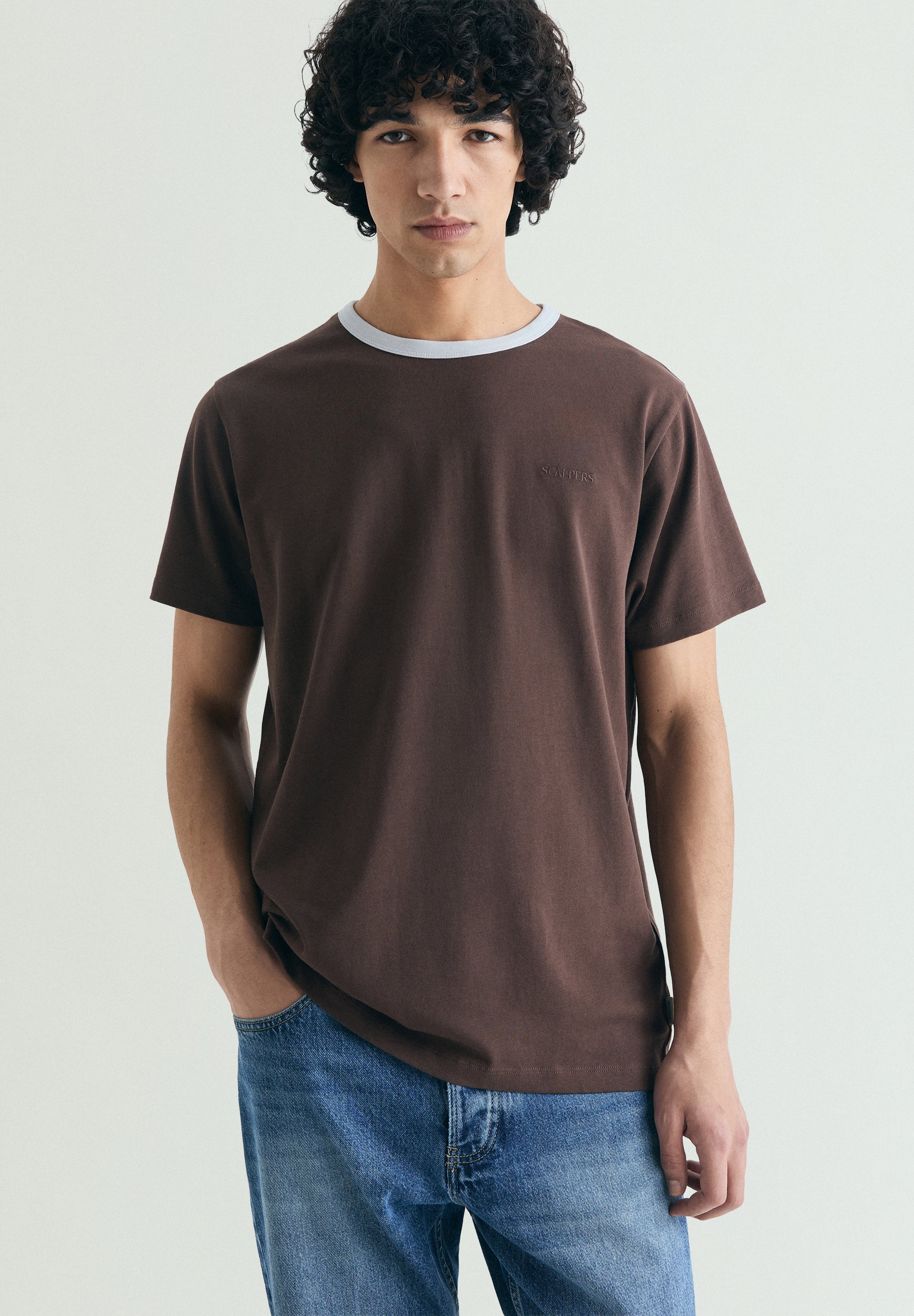 T-SHIRT COM GOLA EM CONTRASTE