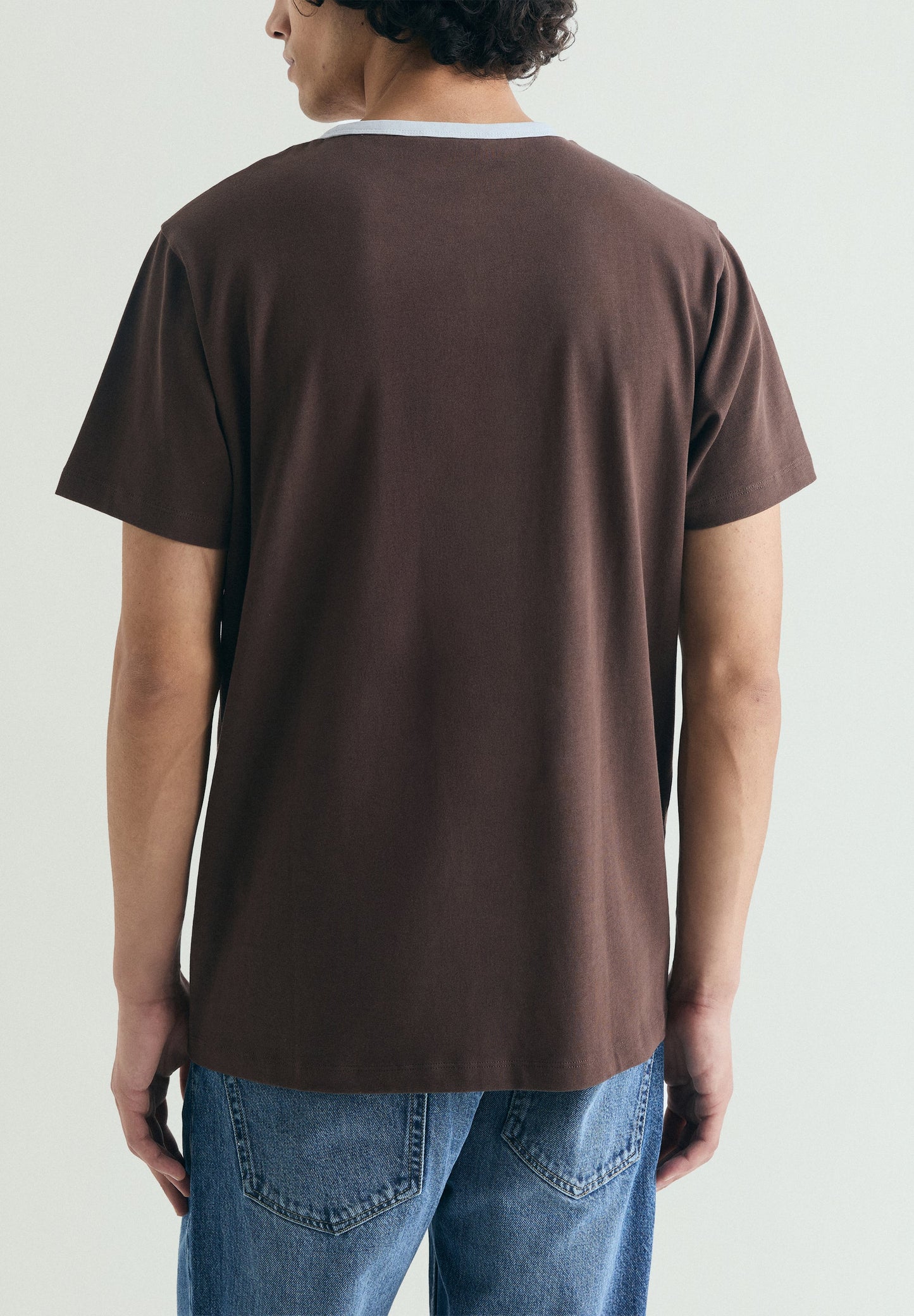 T-SHIRT COM GOLA EM CONTRASTE