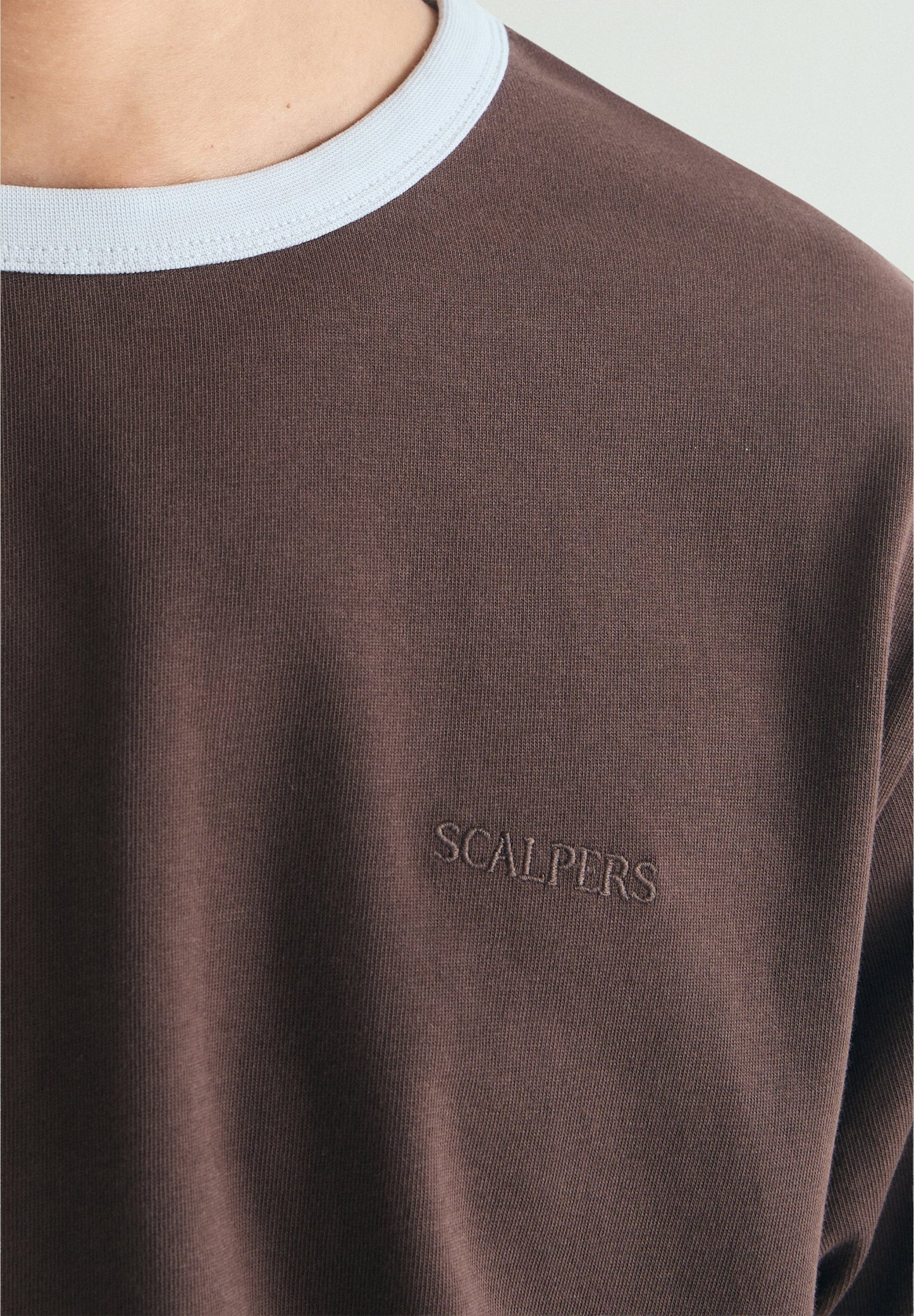 T-SHIRT COM GOLA EM CONTRASTE