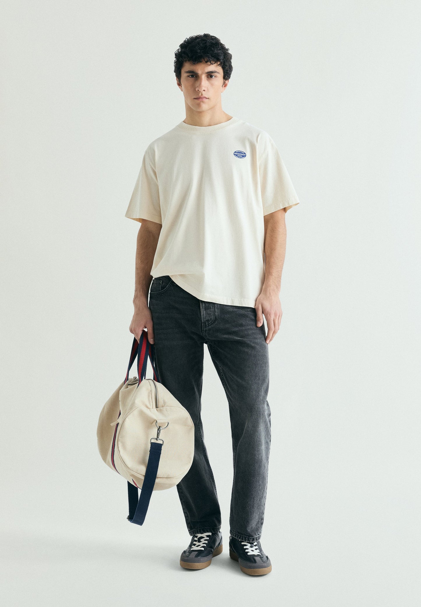 T-SHIRT COM PADRÃO ATRÁS