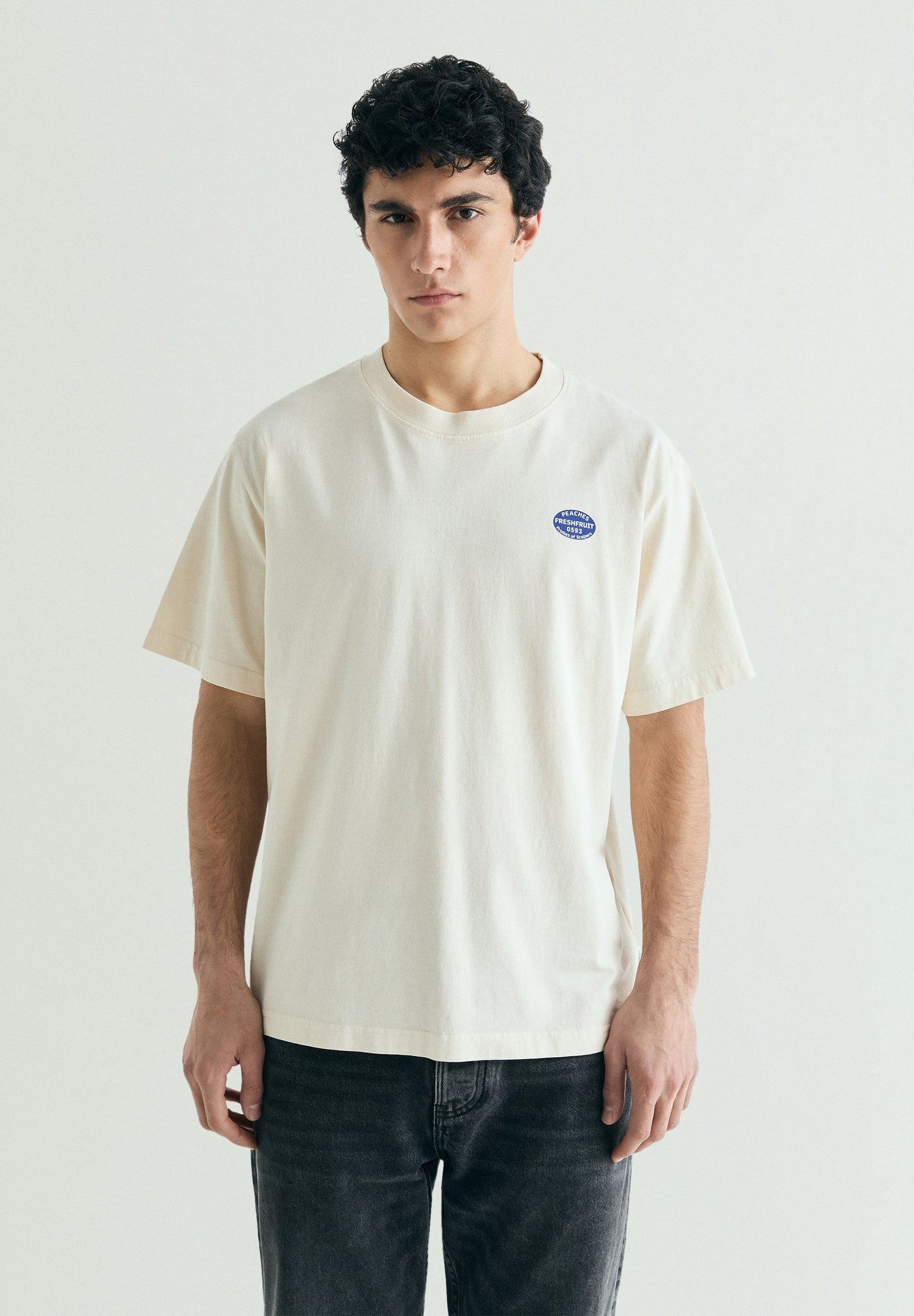 T-SHIRT COM PADRÃO ATRÁS