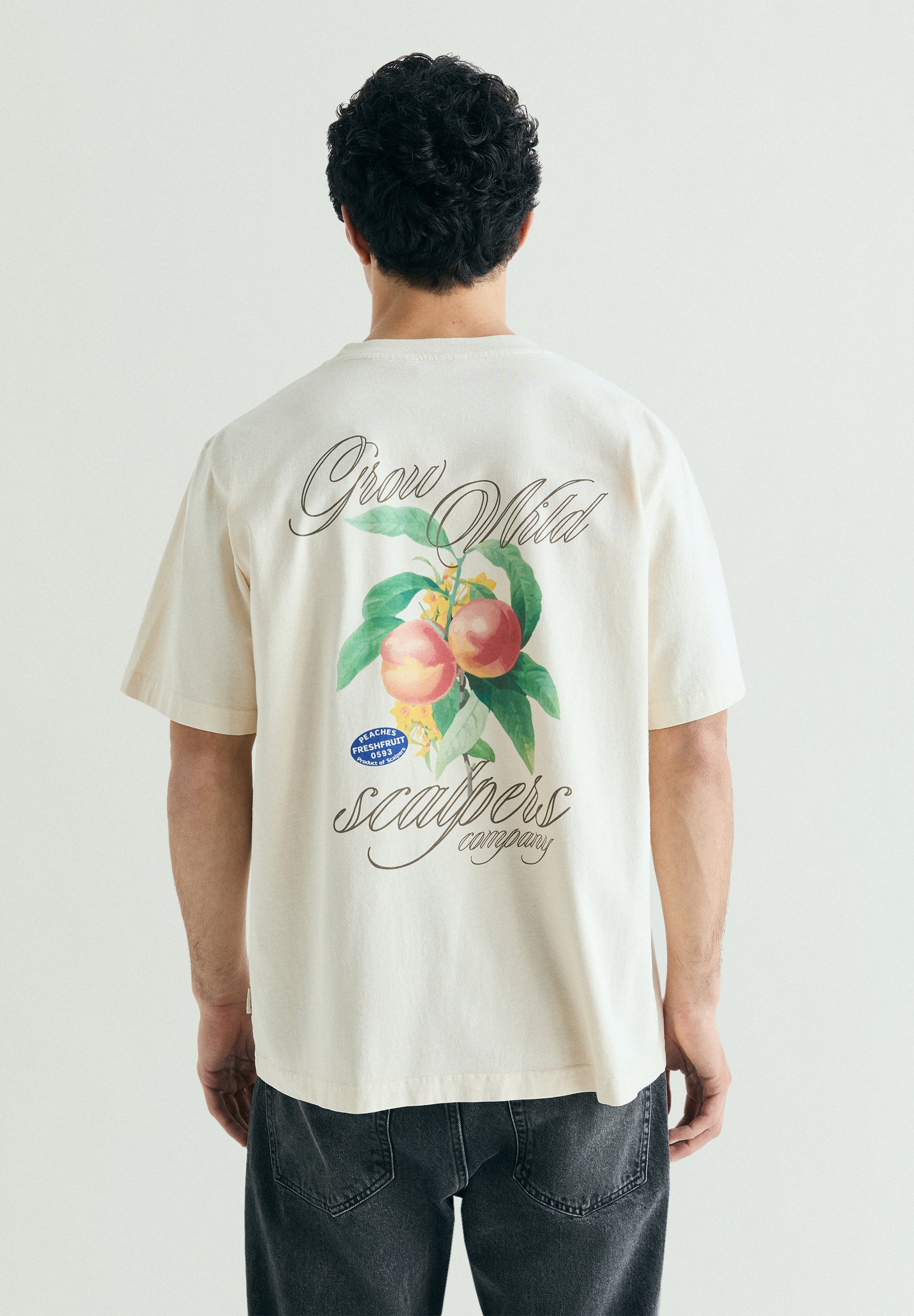 T-SHIRT COM PADRÃO ATRÁS