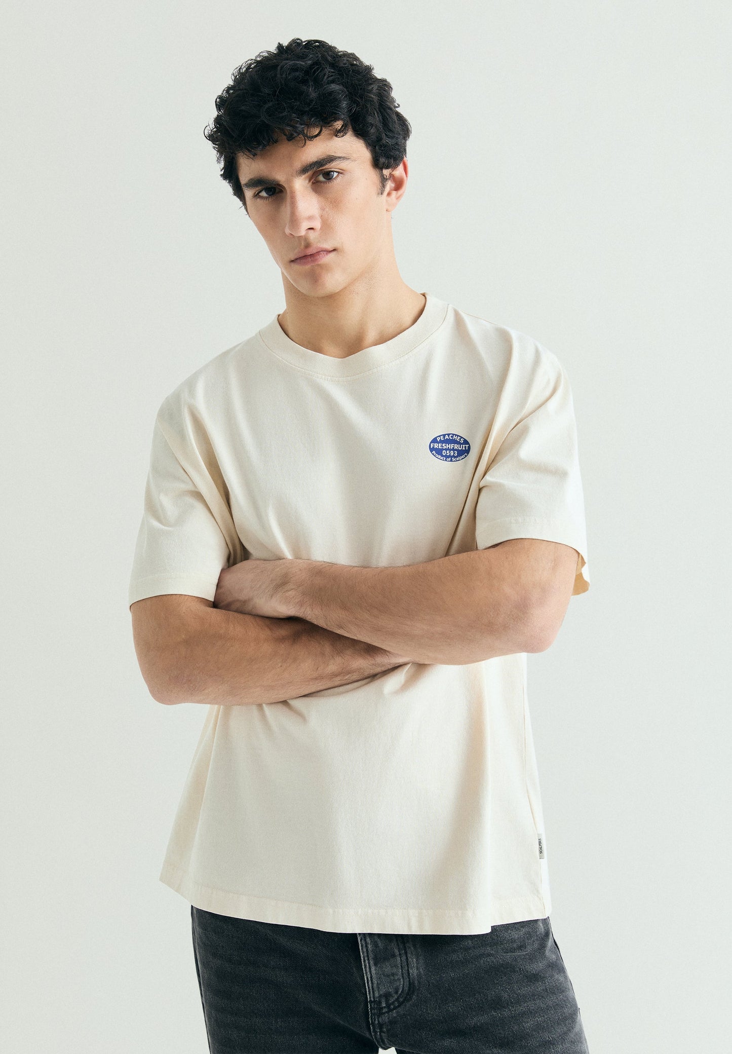 T-SHIRT COM PADRÃO ATRÁS