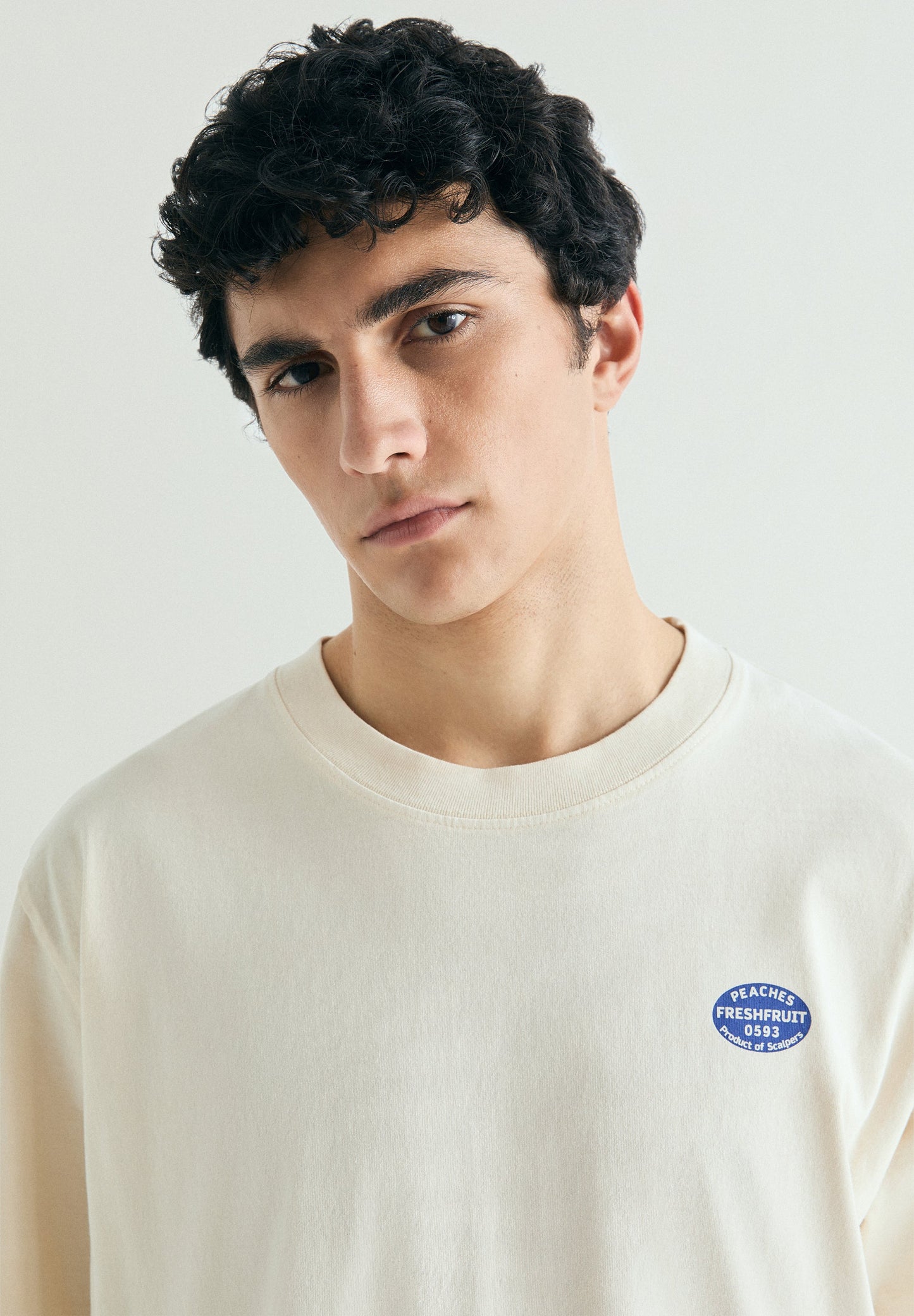 T-SHIRT COM PADRÃO ATRÁS