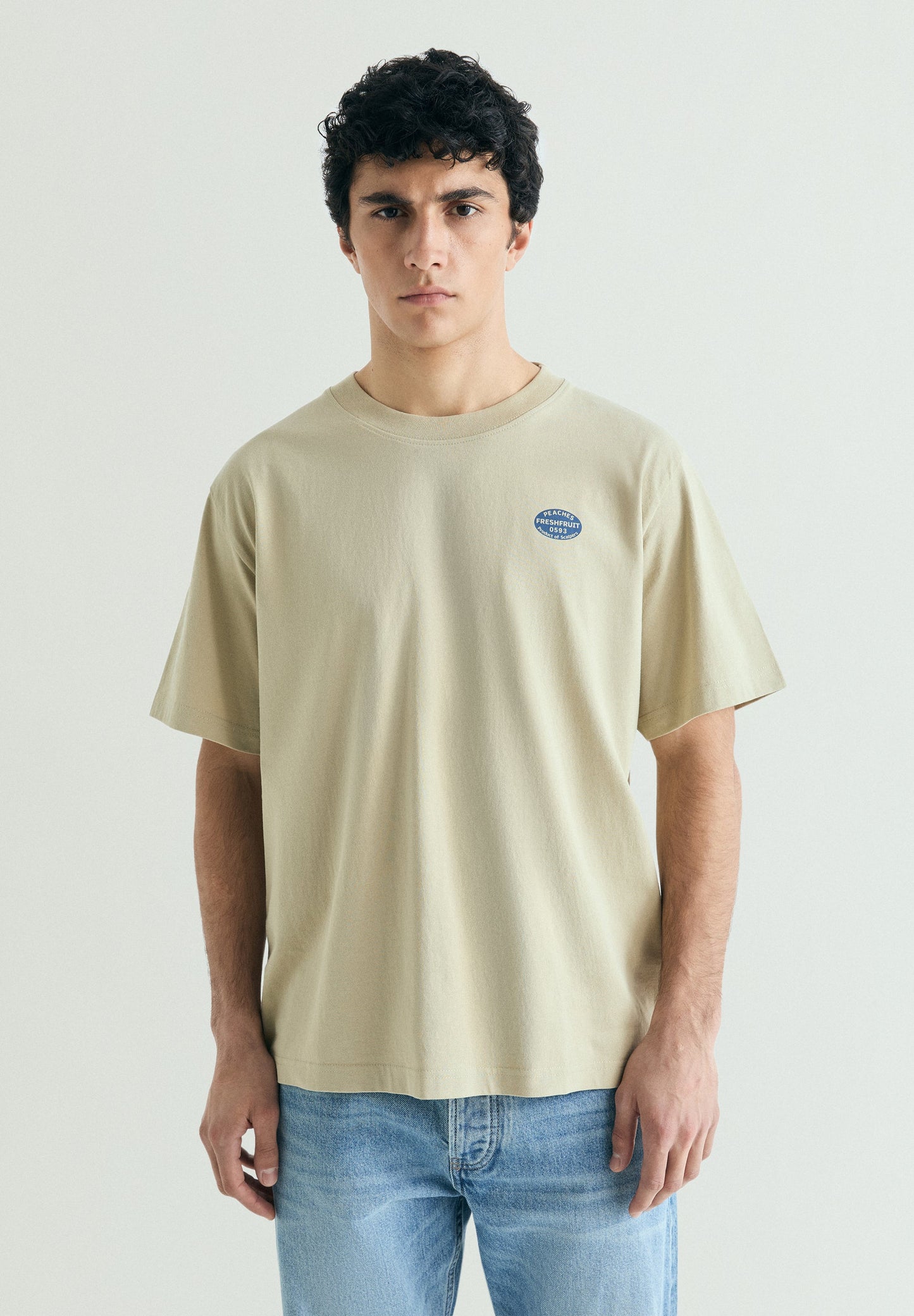 T-SHIRT COM PADRÃO ATRÁS