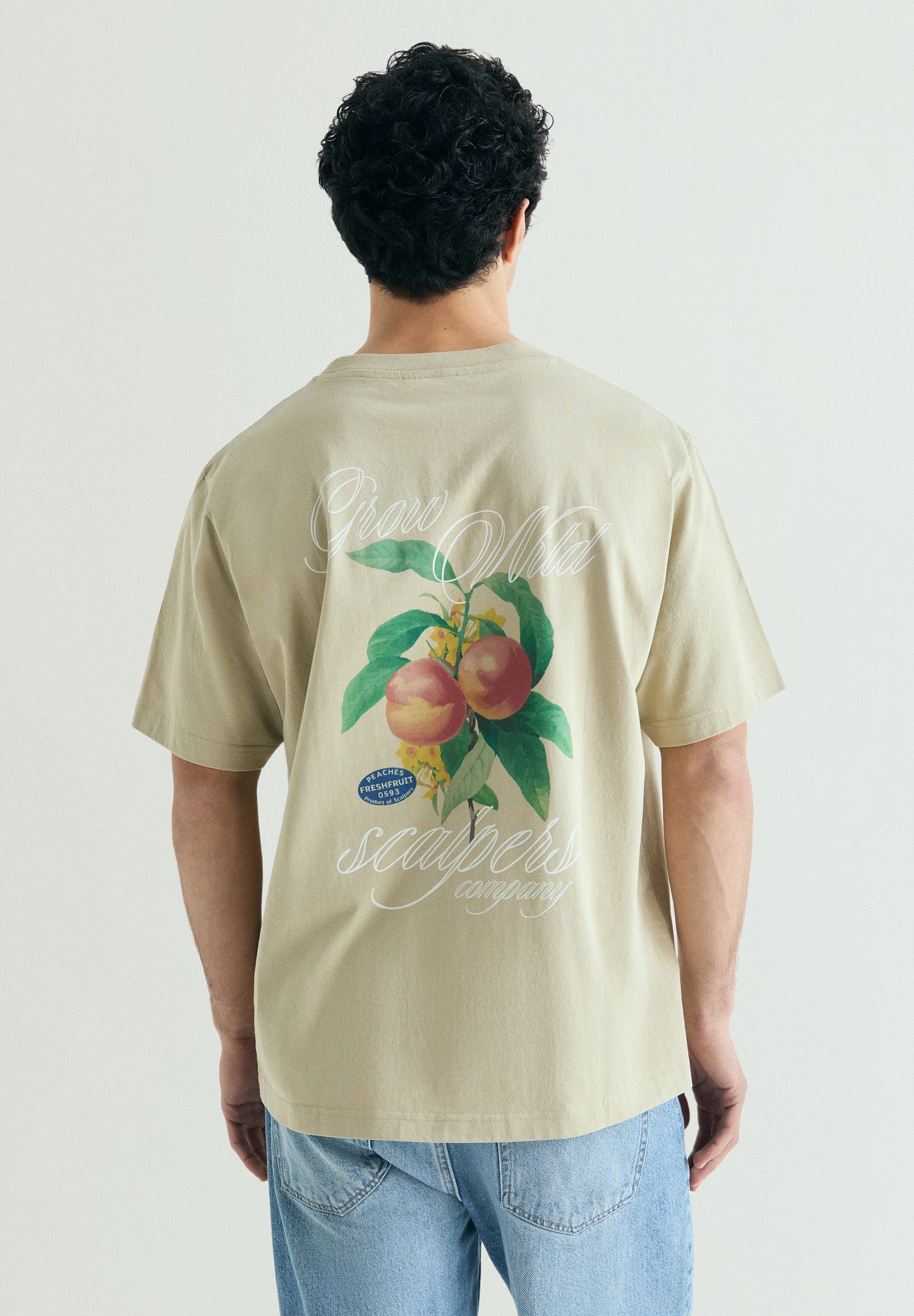 T-SHIRT COM PADRÃO ATRÁS