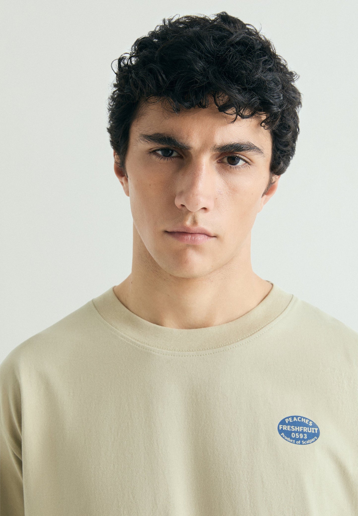 T-SHIRT COM PADRÃO ATRÁS