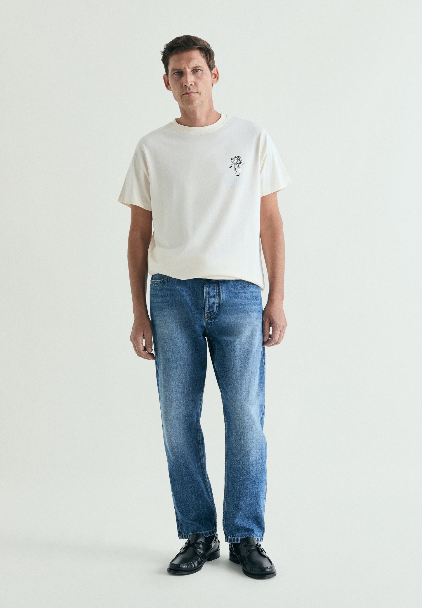 T-SHIRT COM PADRÃO REGULAR FIT
