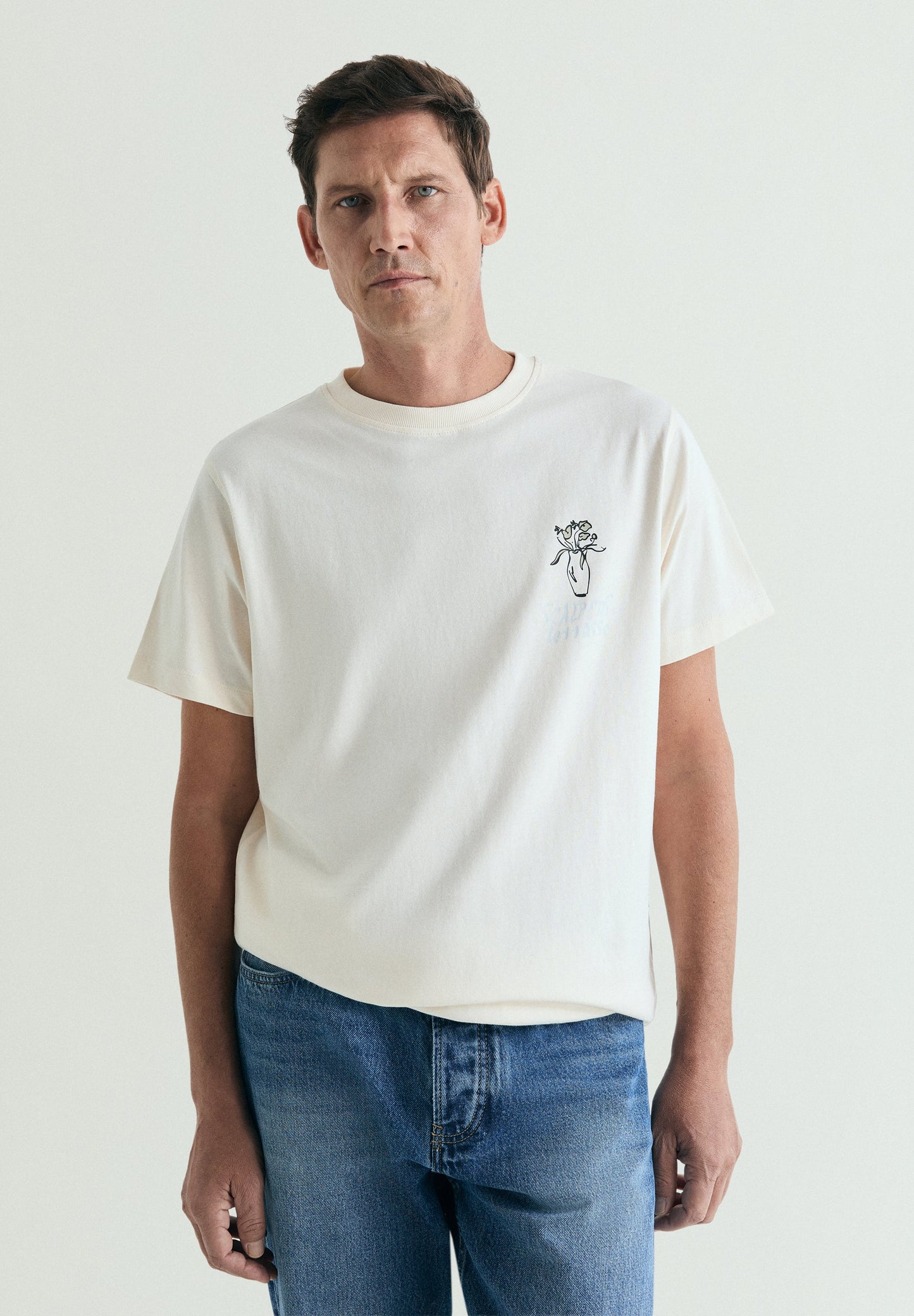 T-SHIRT COM PADRÃO REGULAR FIT
