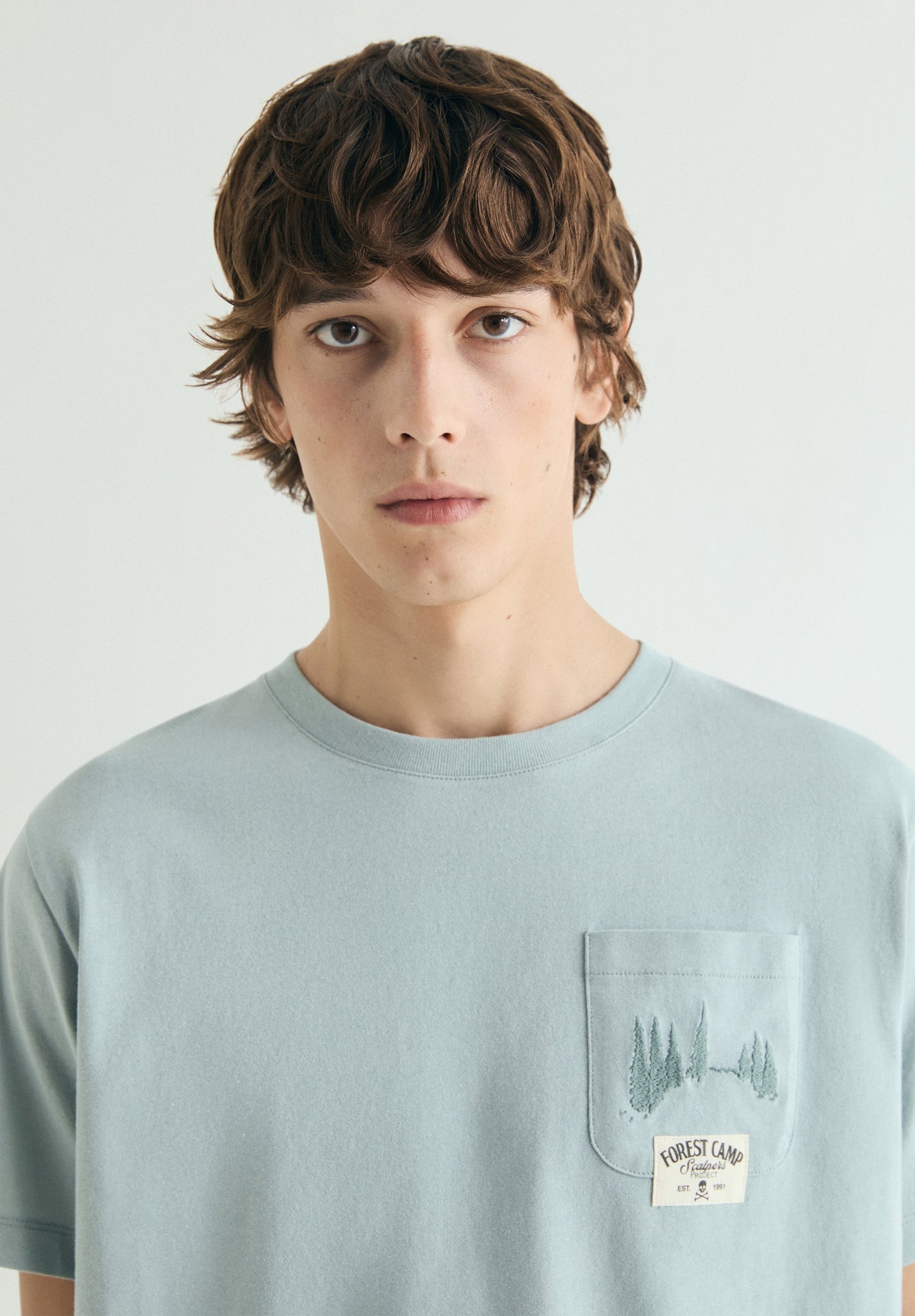 T-SHIRT COM PADRÃO COM EFEITO DESBOTADO