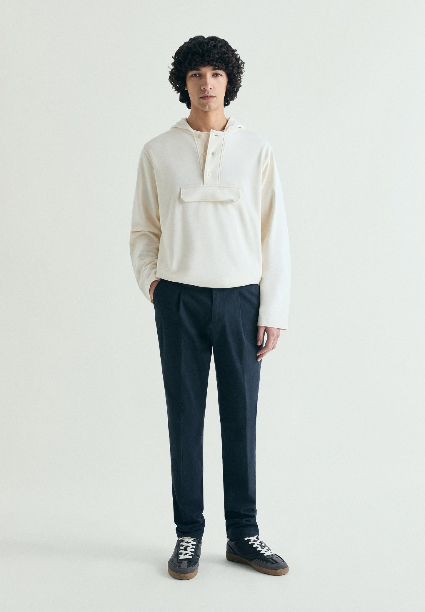 SWEATSHIRT COM CAPUZ E BOLSO À FRENTE