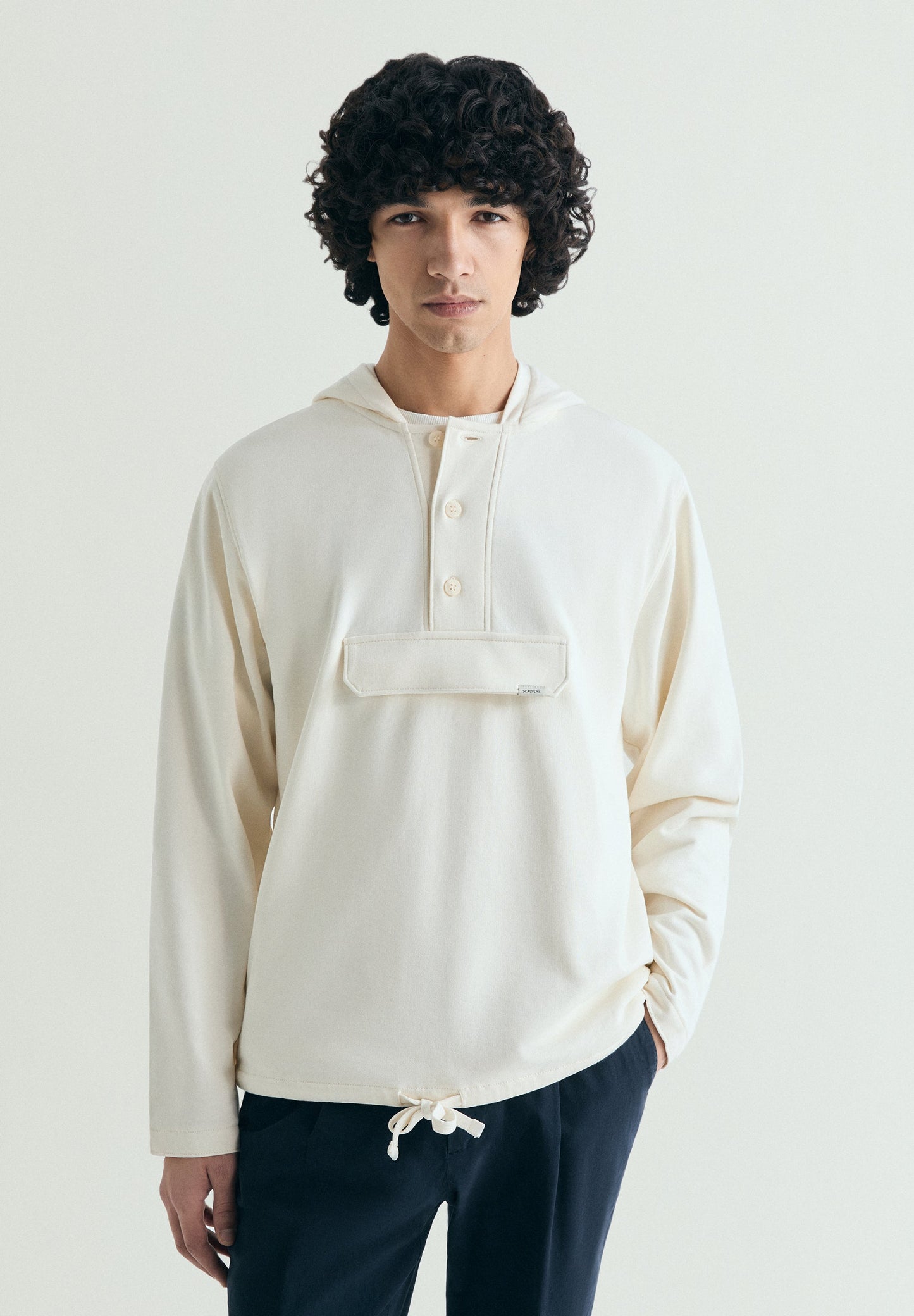 SWEATSHIRT COM CAPUZ E BOLSO À FRENTE