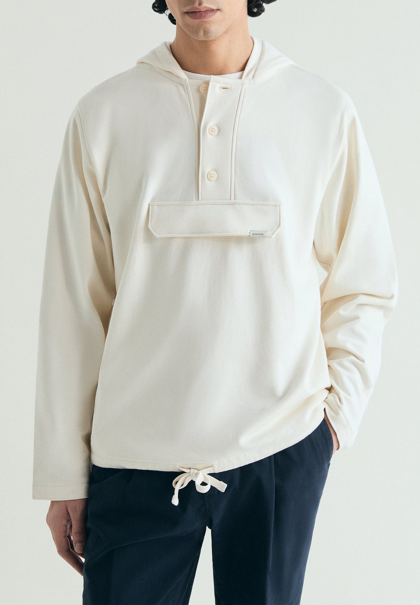 SWEATSHIRT COM CAPUZ E BOLSO À FRENTE