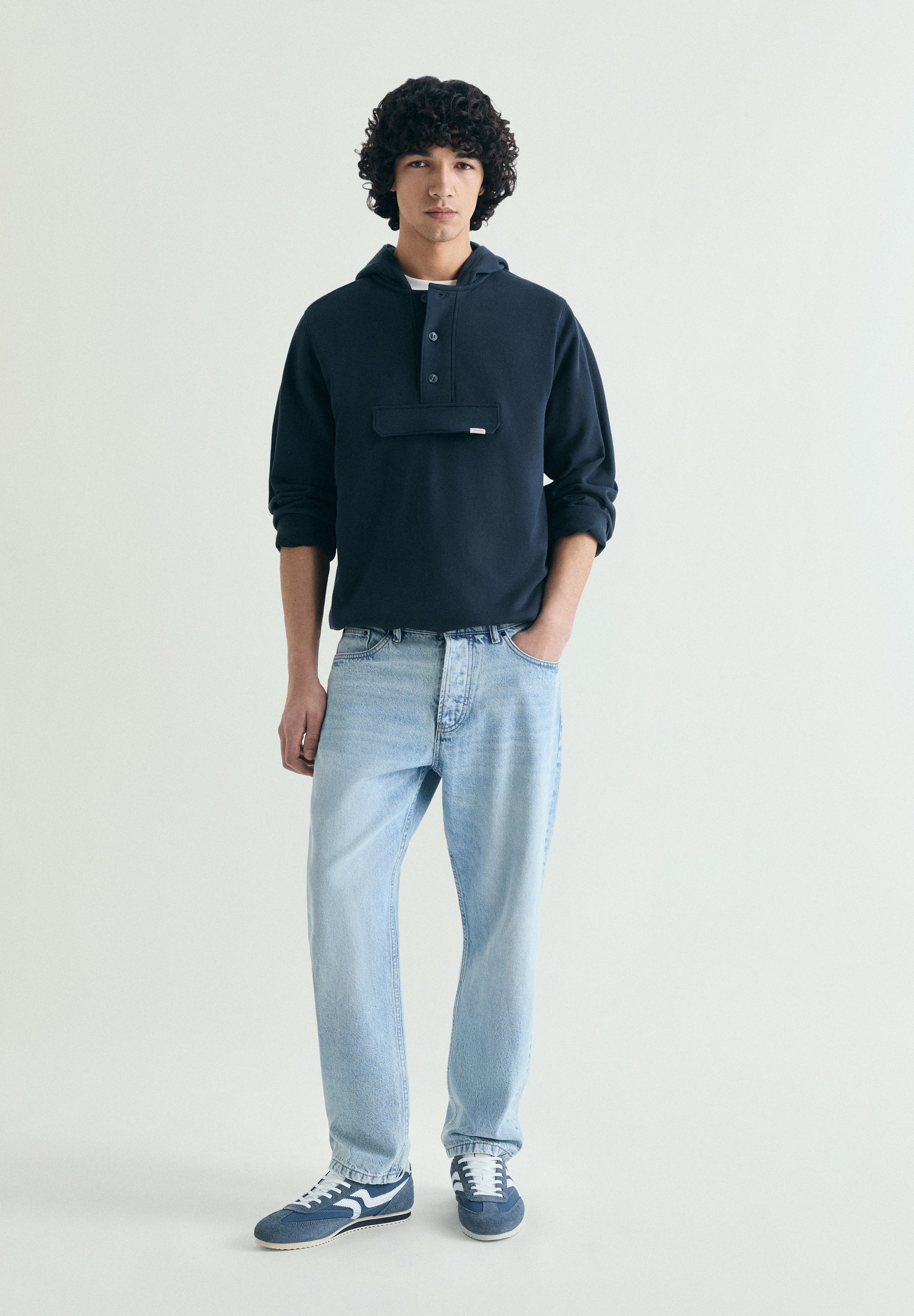 SWEATSHIRT COM CAPUZ E BOLSO À FRENTE