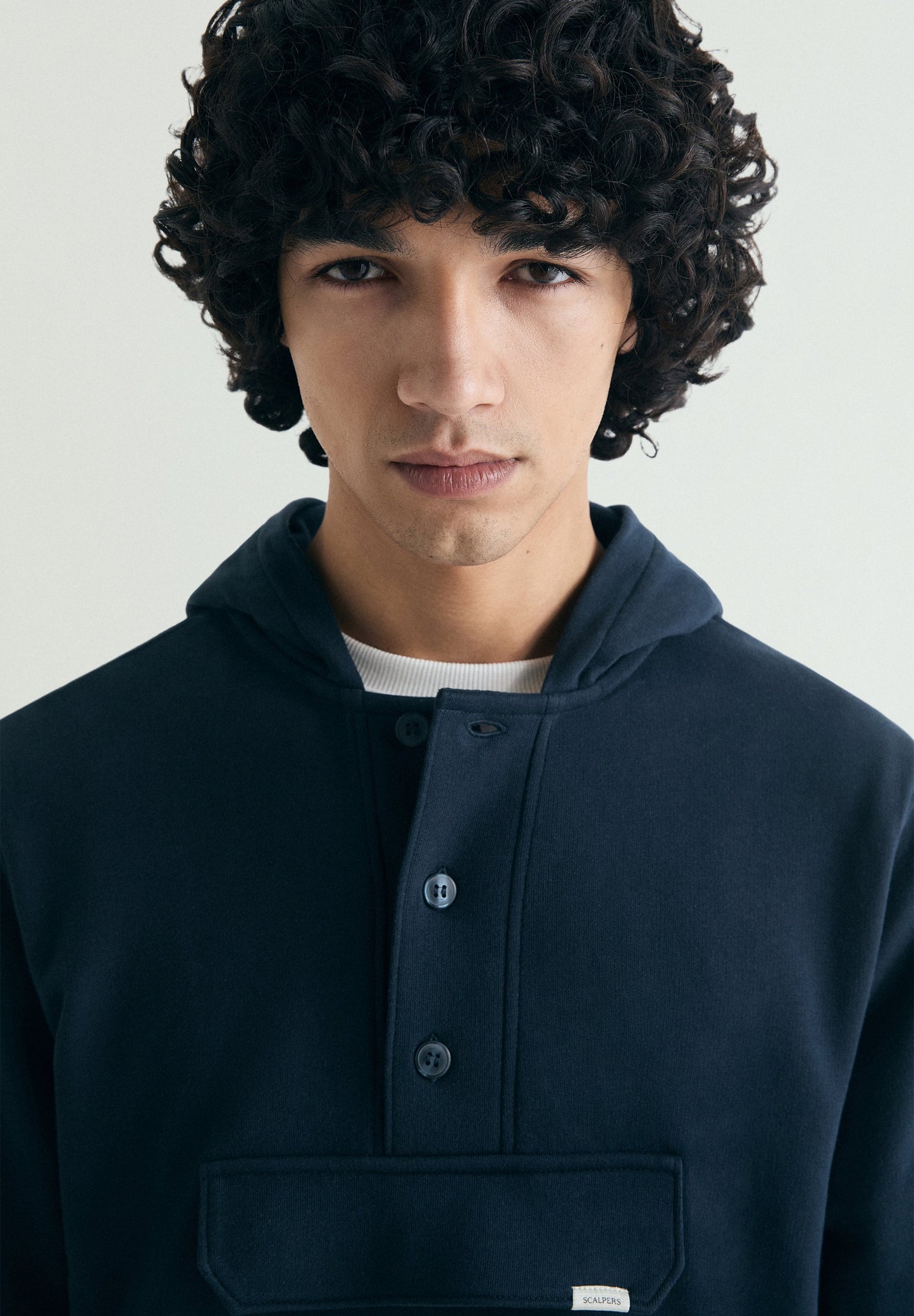SWEATSHIRT COM CAPUZ E BOLSO À FRENTE