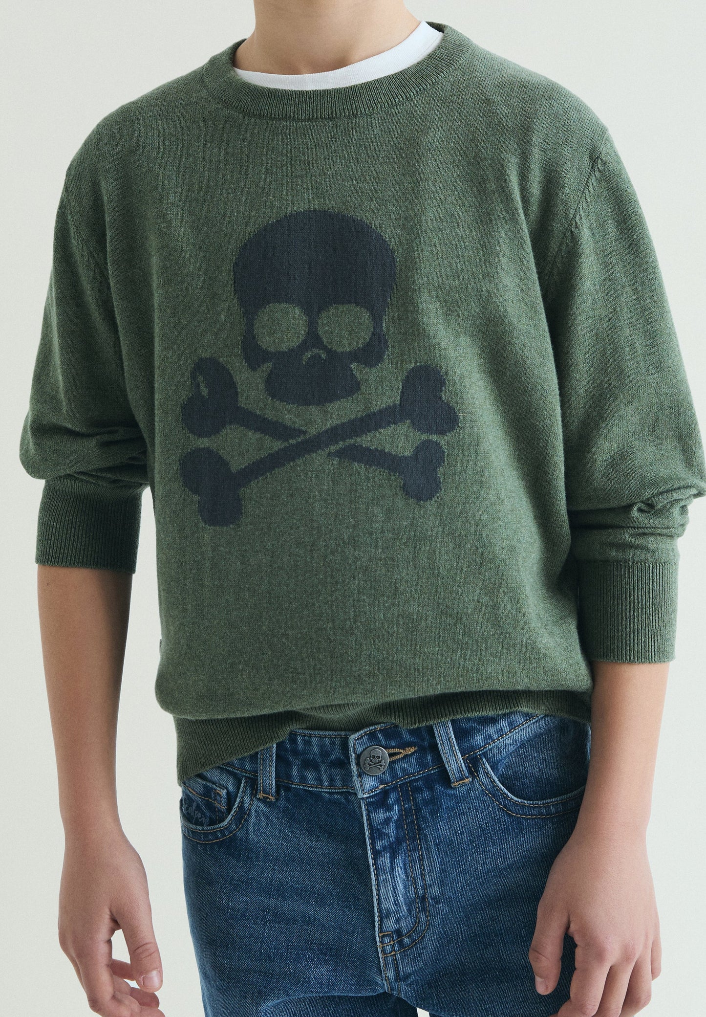 SWEATER COM SKULL EM CONTRASTE