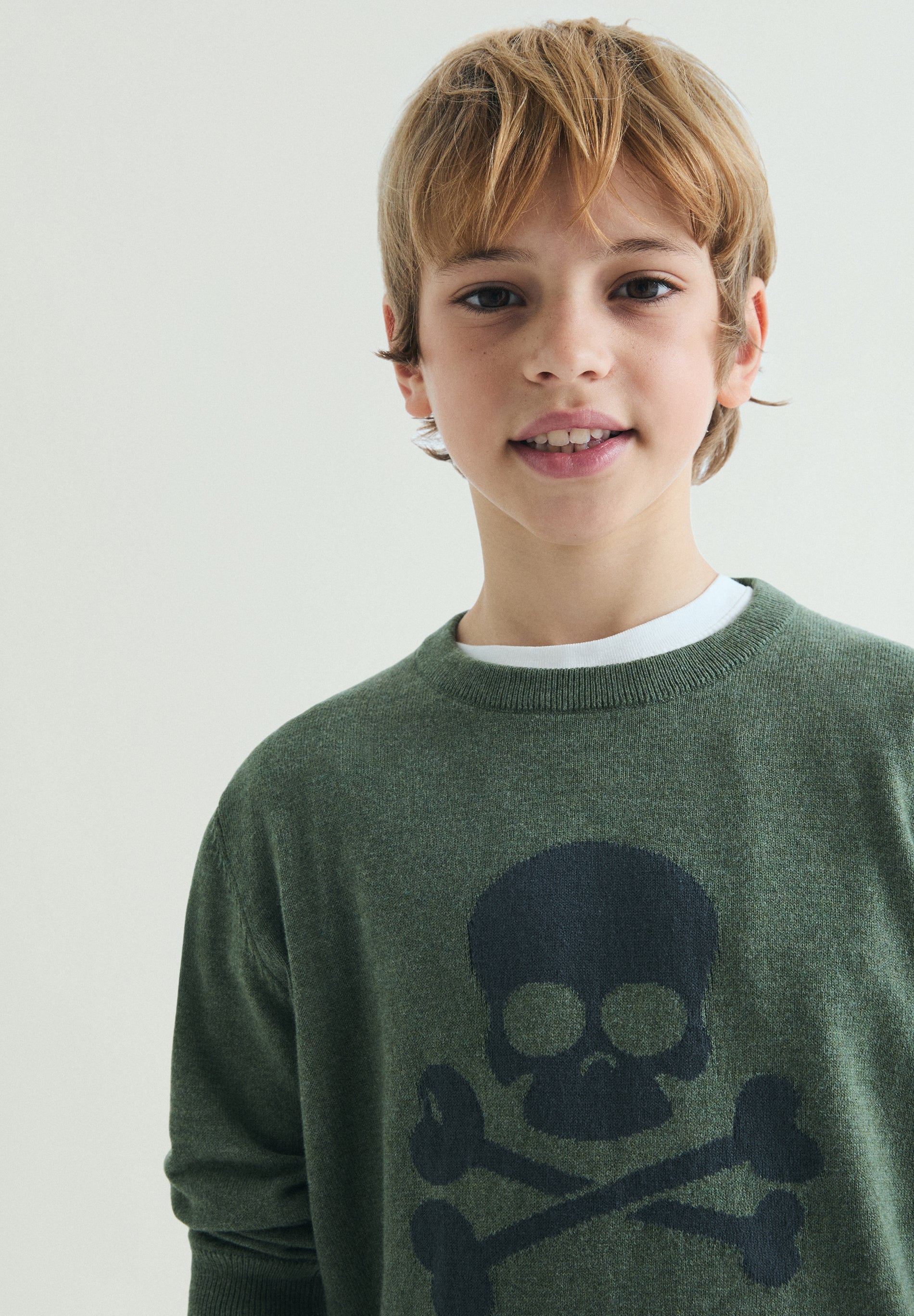 SWEATER COM SKULL EM CONTRASTE