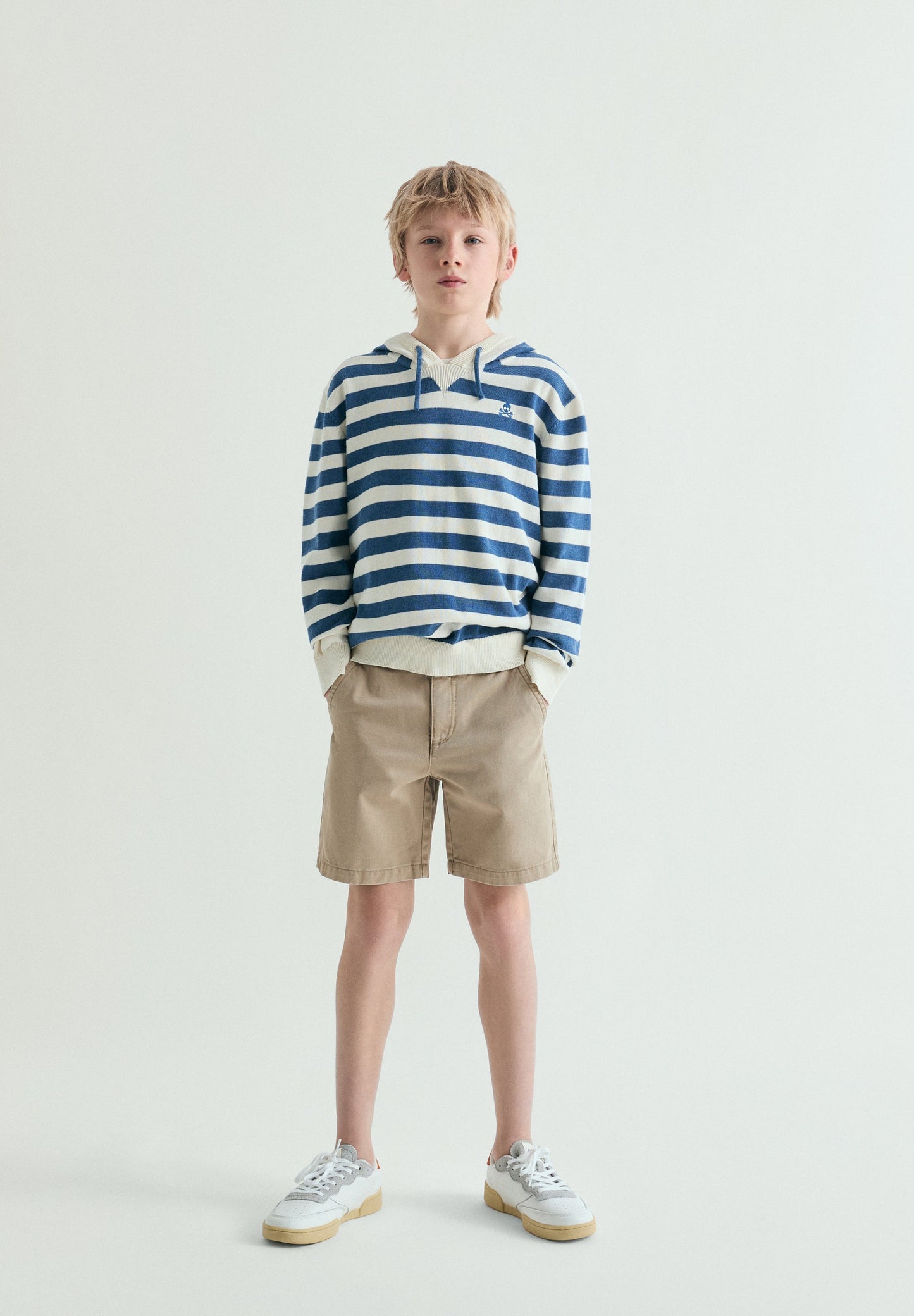 SWEATER COM CAPUZ ÀS RISCAS