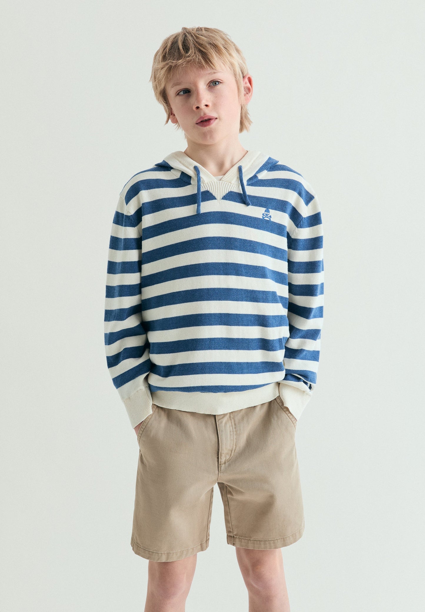 SWEATER COM CAPUZ ÀS RISCAS