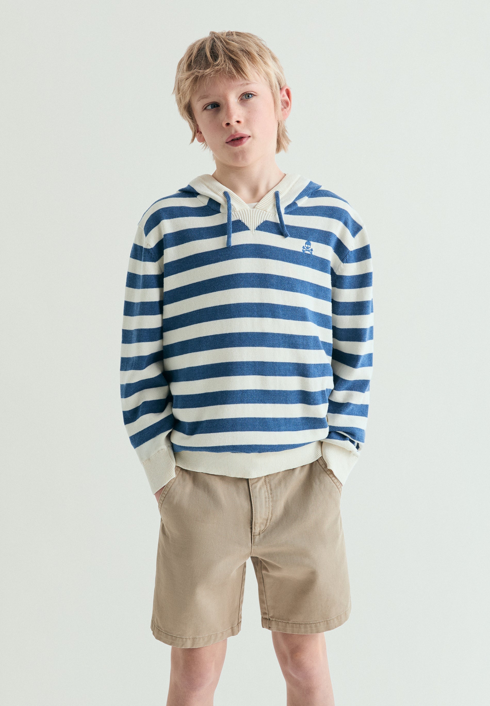 SWEATER COM CAPUZ ÀS RISCAS