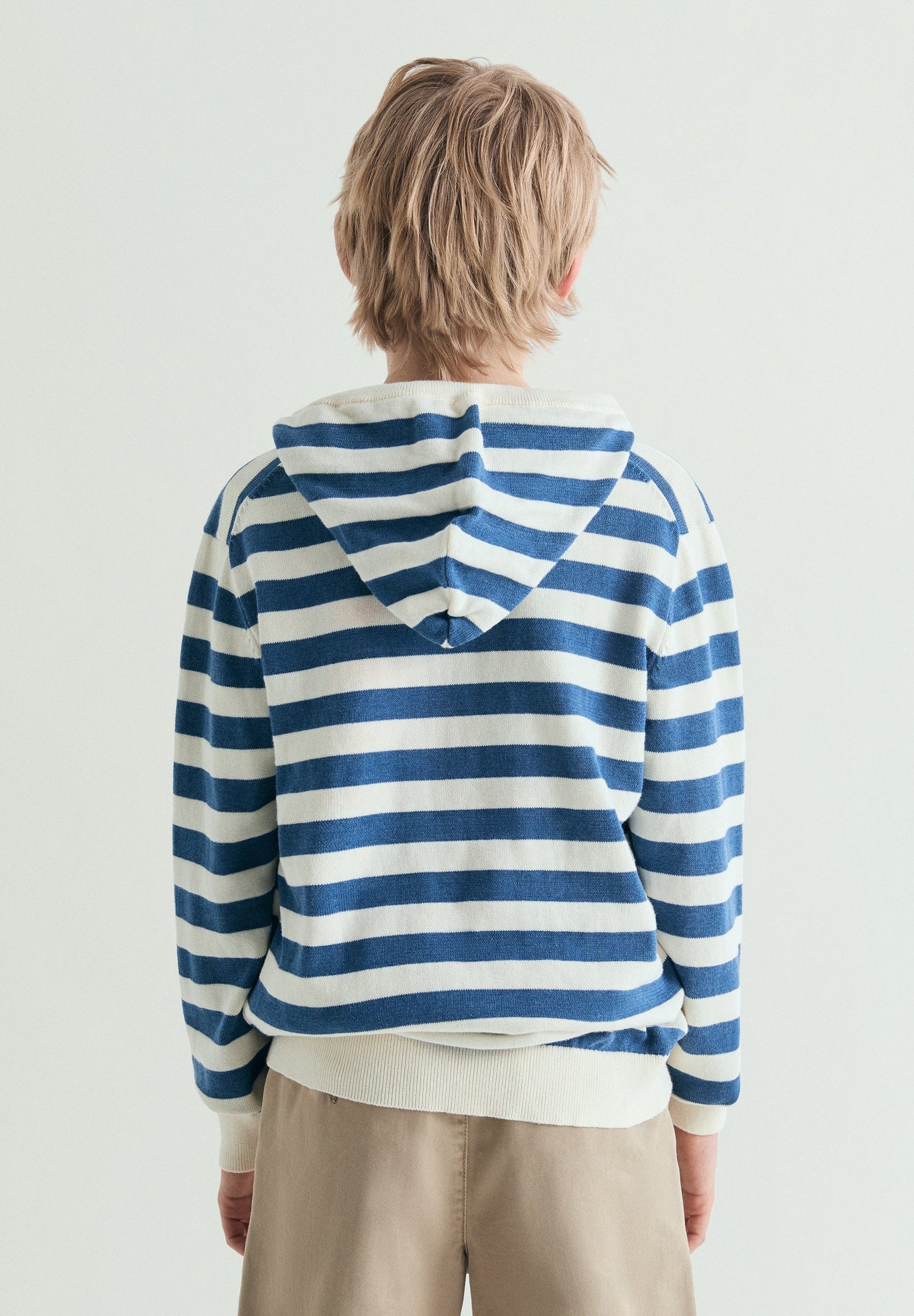 SWEATER COM CAPUZ ÀS RISCAS