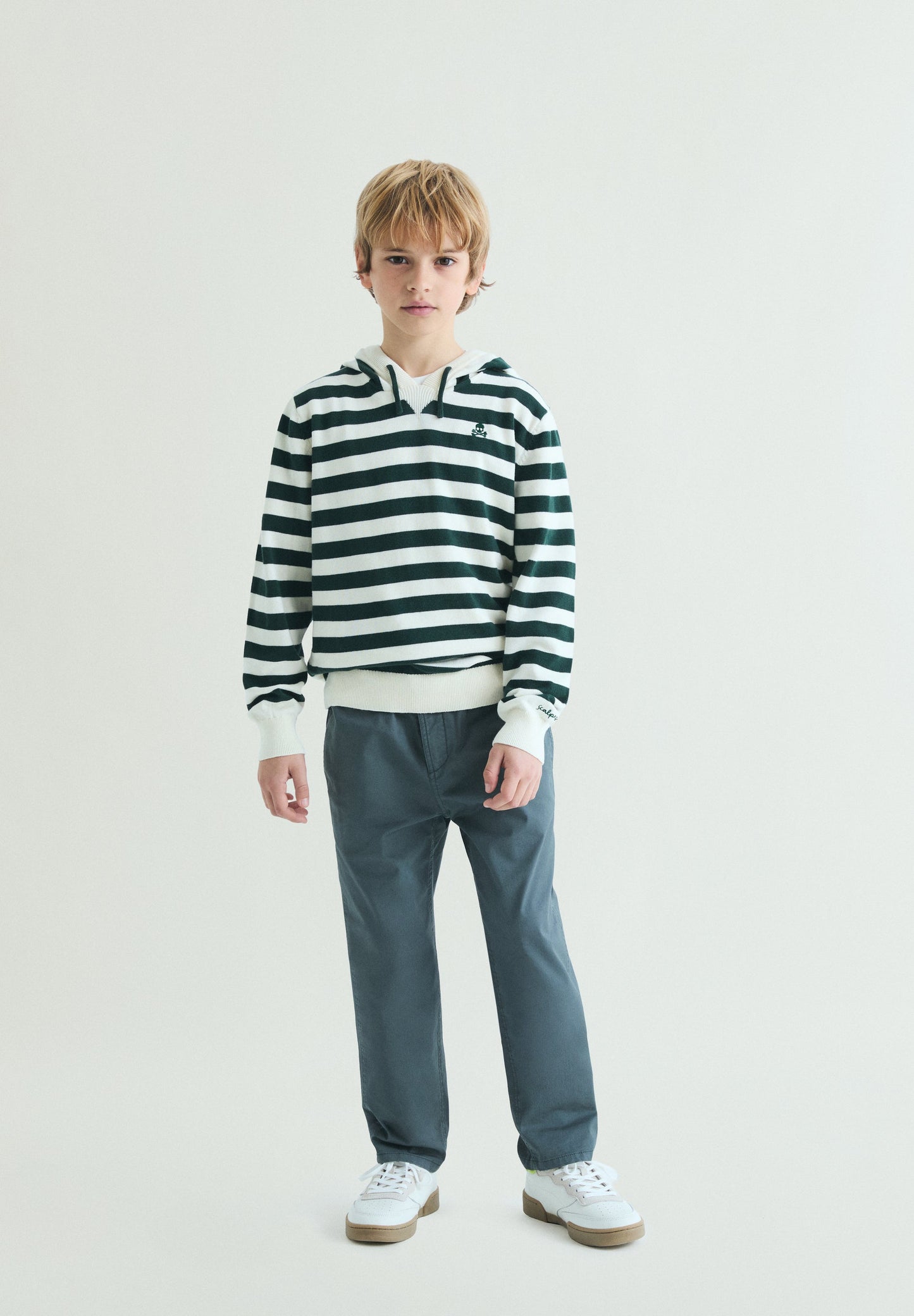 SWEATER COM CAPUZ ÀS RISCAS