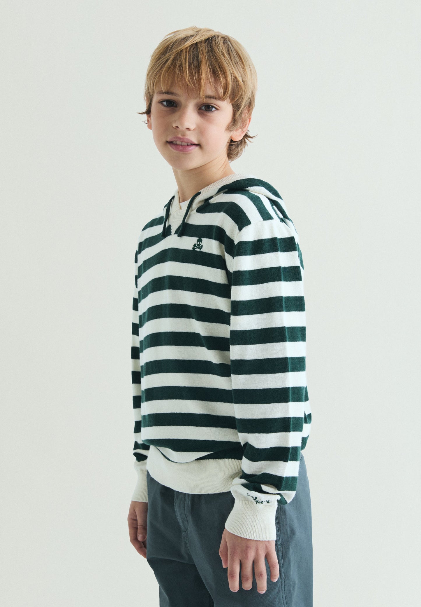 SWEATER COM CAPUZ ÀS RISCAS