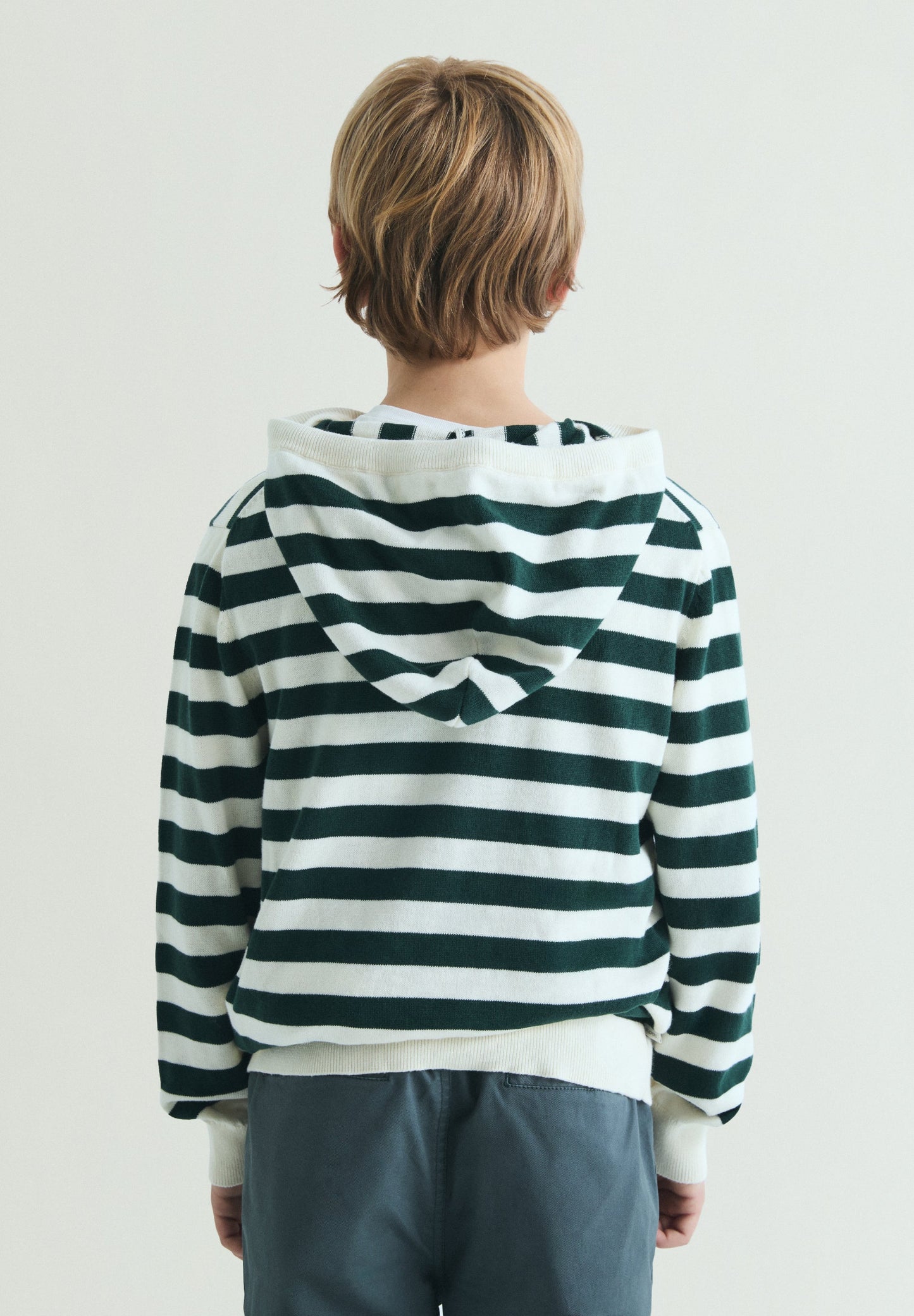 SWEATER COM CAPUZ ÀS RISCAS