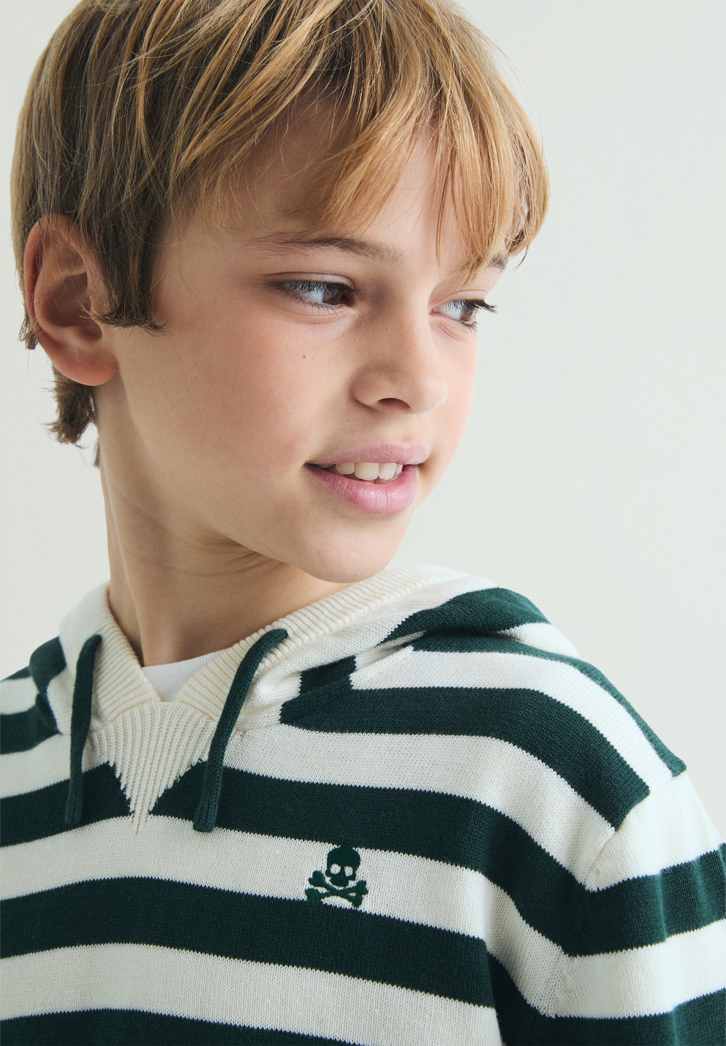 SWEATER COM CAPUZ ÀS RISCAS