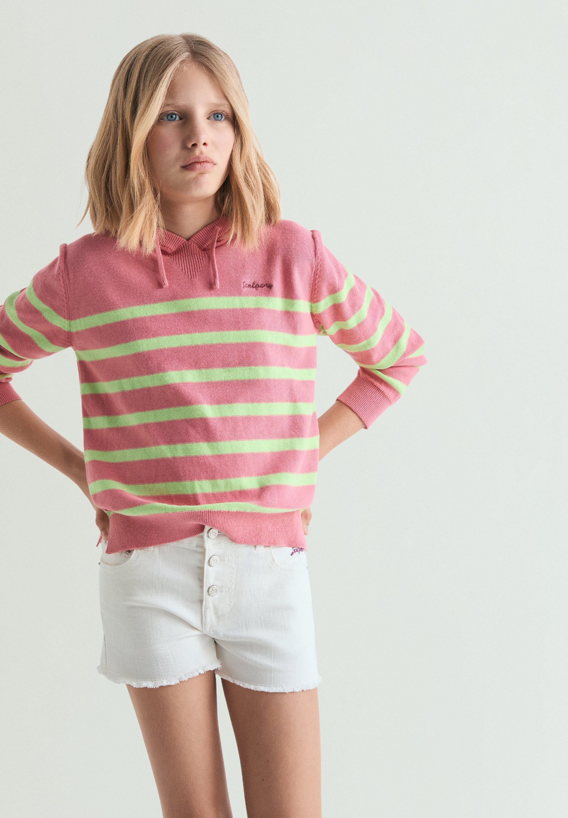 SWEATSHIRT EM TRICOT ÀS RISCAS COM CAPUZ