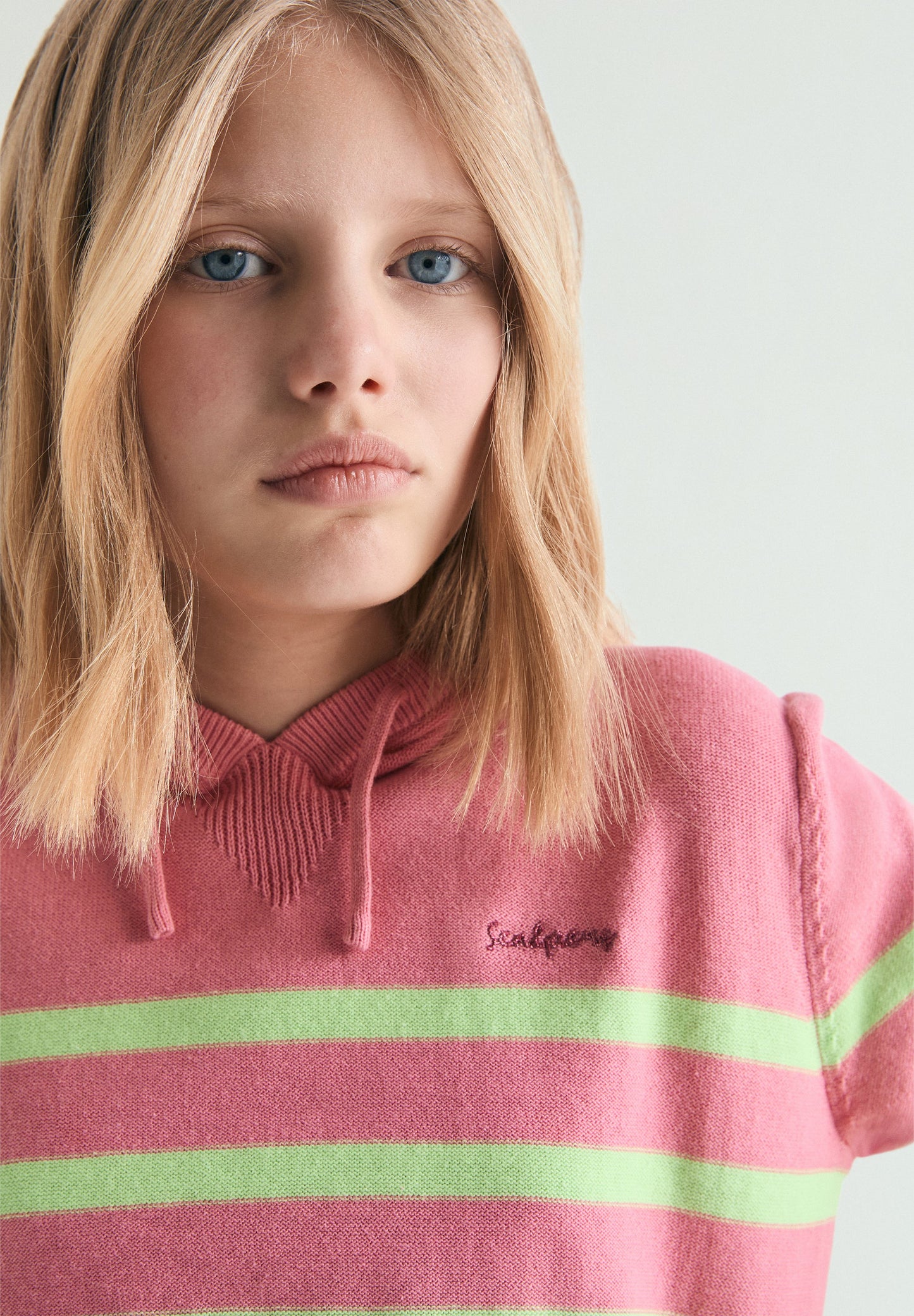 SWEATSHIRT EM TRICOT ÀS RISCAS COM CAPUZ