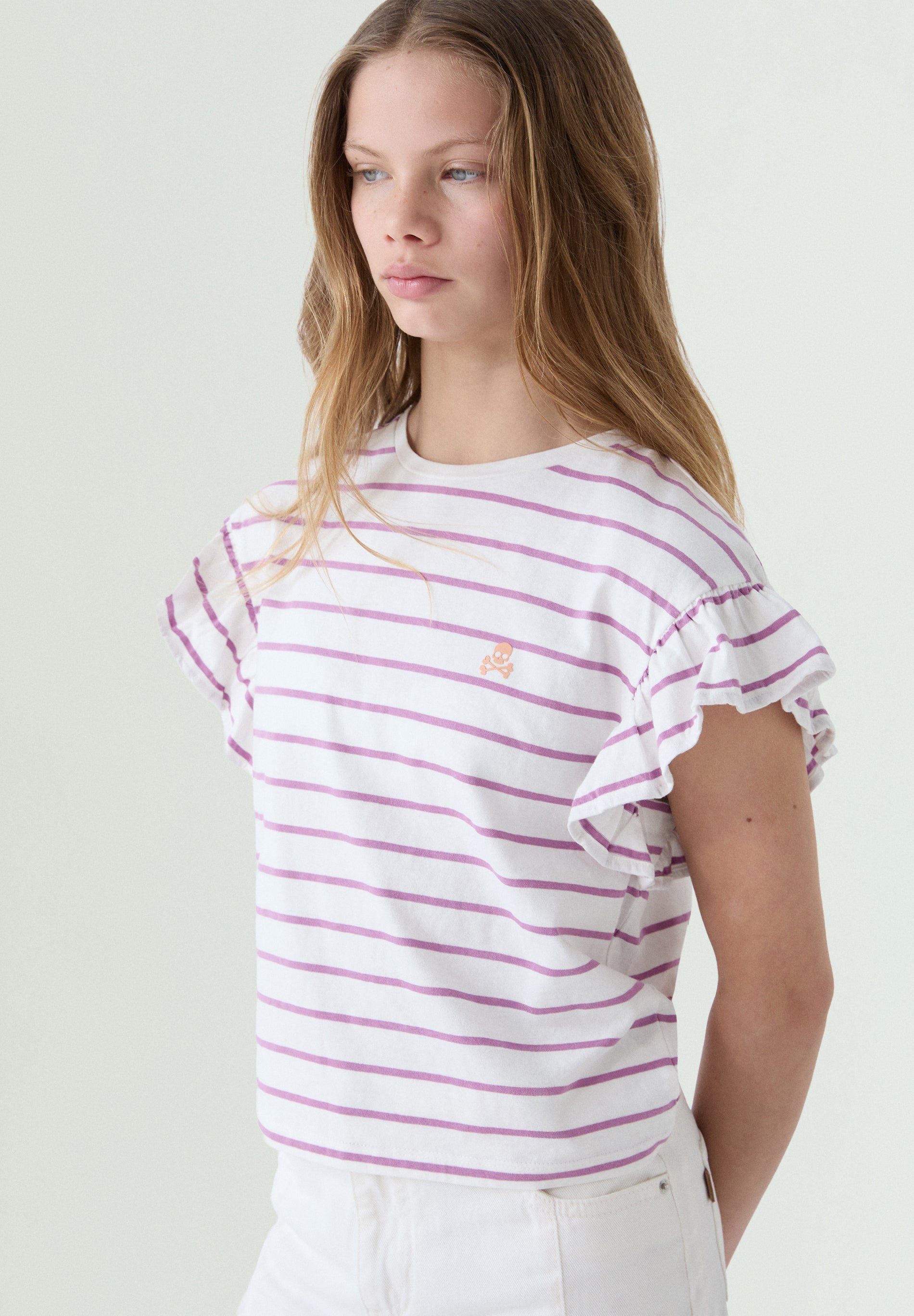 T-SHIRT ÀS RISCAS COM SKULL EM CONTRASTE