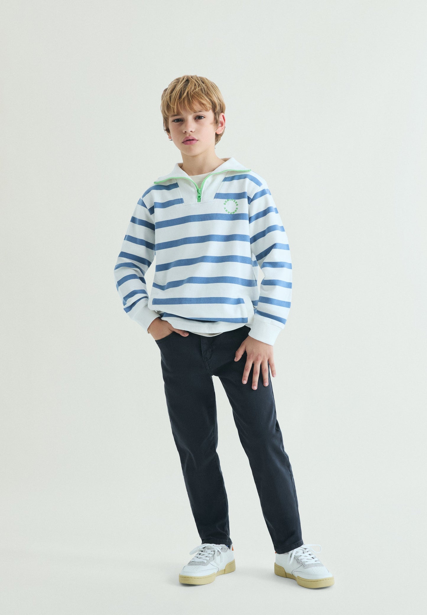 SWEATSHIRT ÀS RISCAS COM GOLA POLO