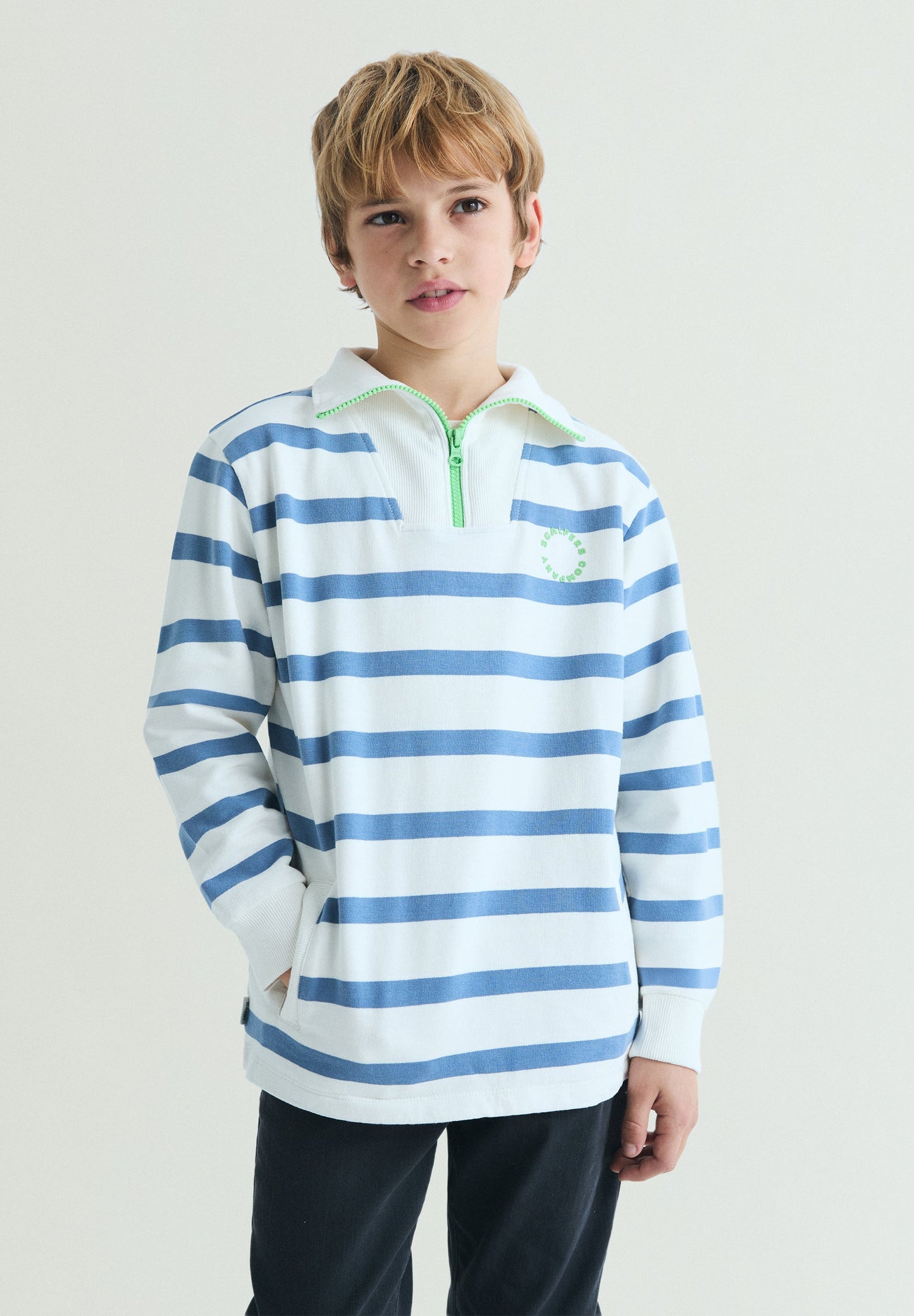 SWEATSHIRT ÀS RISCAS COM GOLA POLO