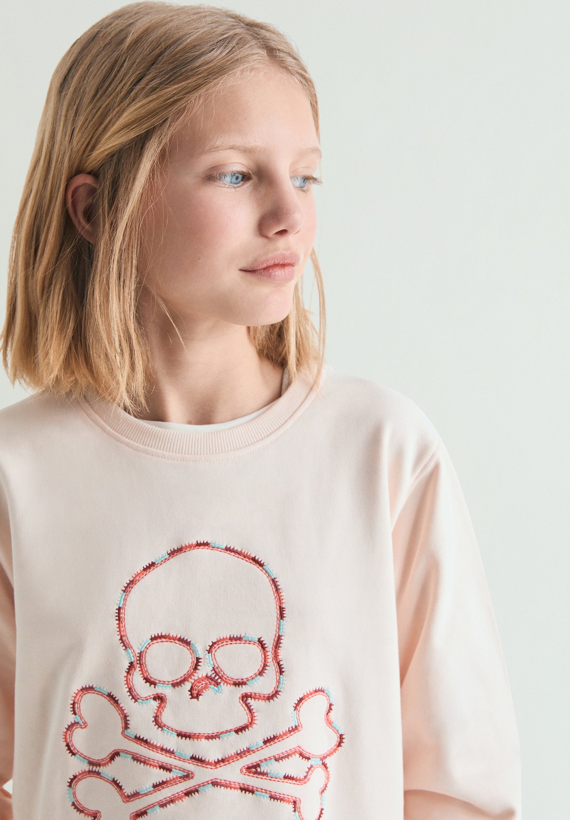 SWEATSHIRT BORDADA EM CONTRASTE