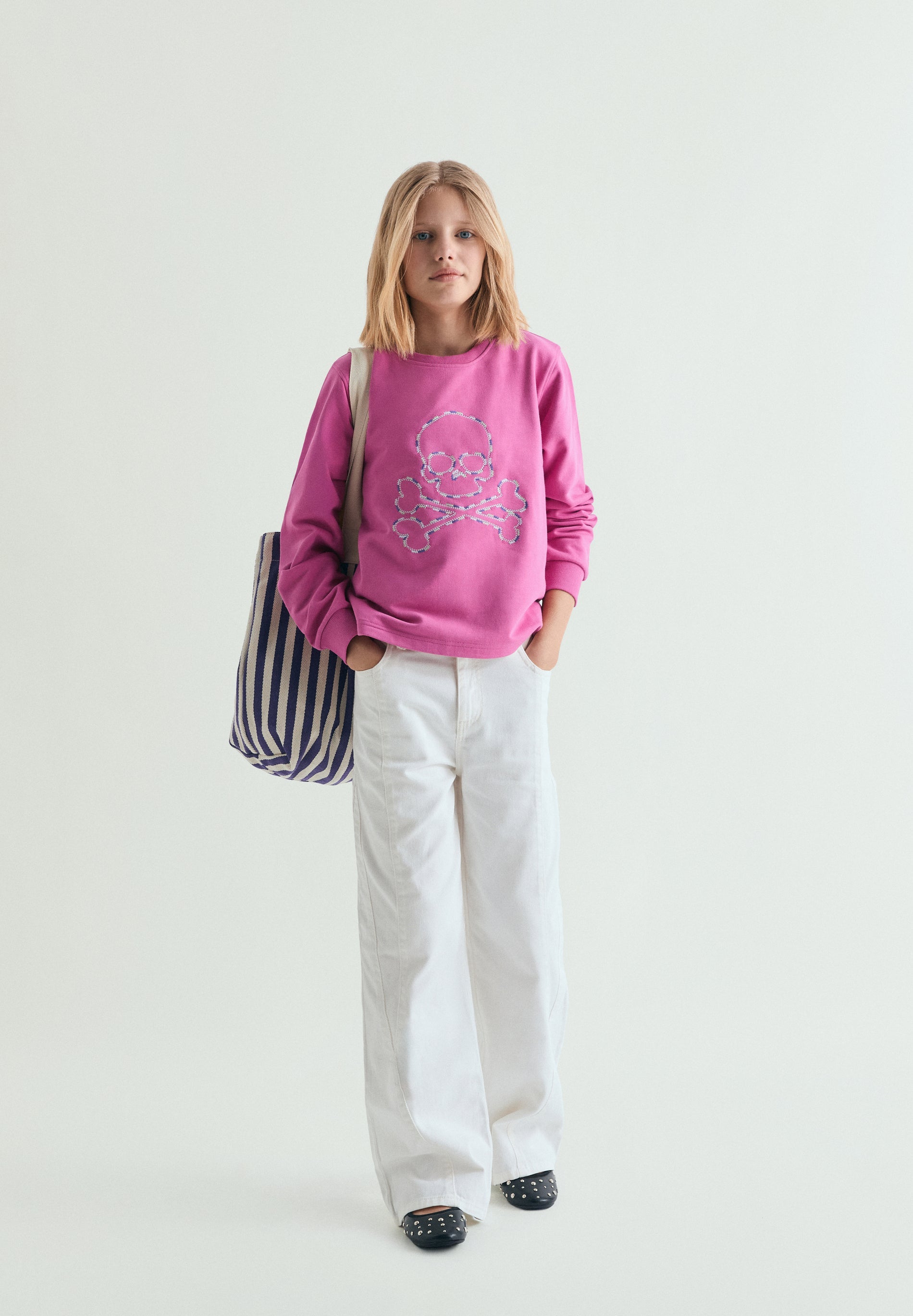 SWEATSHIRT BORDADA EM CONTRASTE