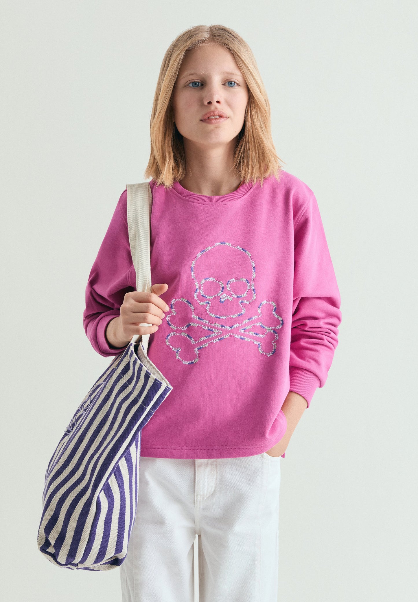 SWEATSHIRT BORDADA EM CONTRASTE